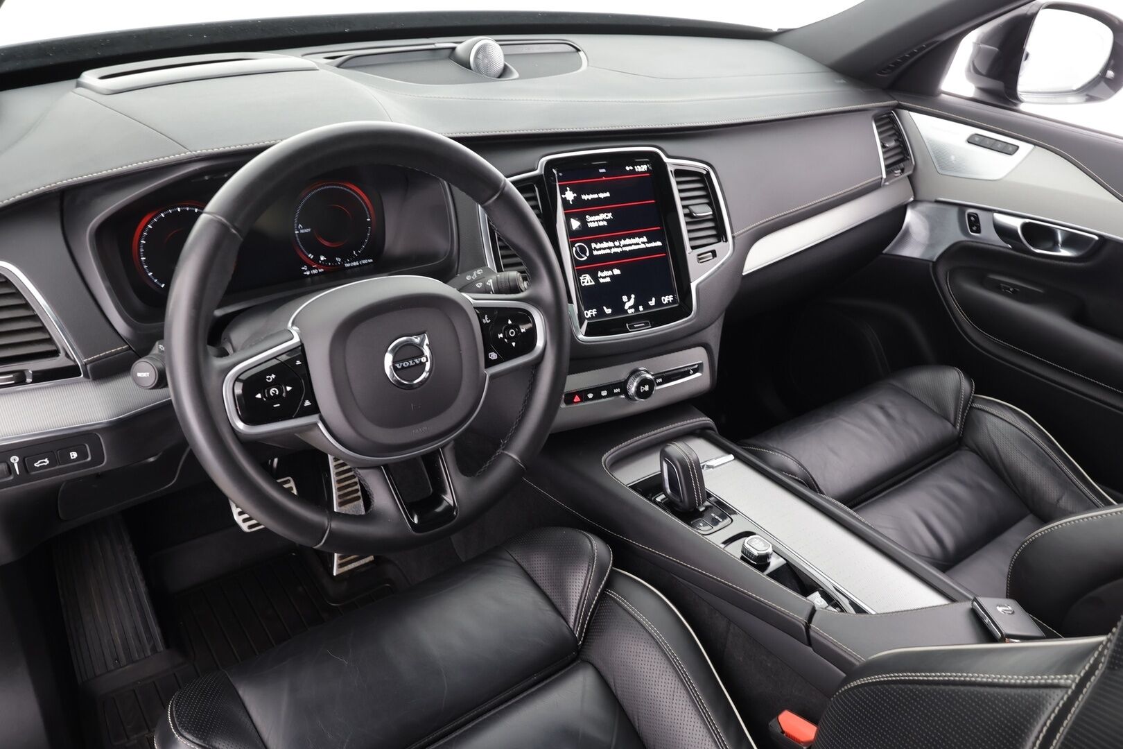 Volvo XC90 2022 T8 TwE AWD R-Design 7-p * Webasto / Koukku / ACC / Panorama / B&O / Full-LED / 360° / Sportit Muistilla / Ilma-alusta * - Akku kuntotarkastettu / Kahdet renkaat / Merkkihuollettu! * HUIPPU KAMOILLA * - HULLU BLACKWEEK KORKOTARJOUS 2,49%