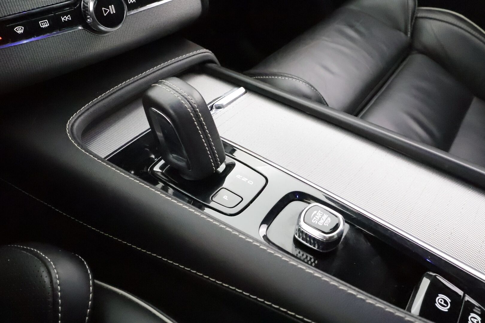 Volvo XC90 2022 T8 TwE AWD R-Design 7-p * Webasto / Koukku / ACC / Panorama / B&O / Full-LED / 360° / Sportit Muistilla / Ilma-alusta * - Akku kuntotarkastettu / Kahdet renkaat / Merkkihuollettu! * HUIPPU KAMOILLA * - HULLU BLACKWEEK KORKOTARJOUS 2,49%