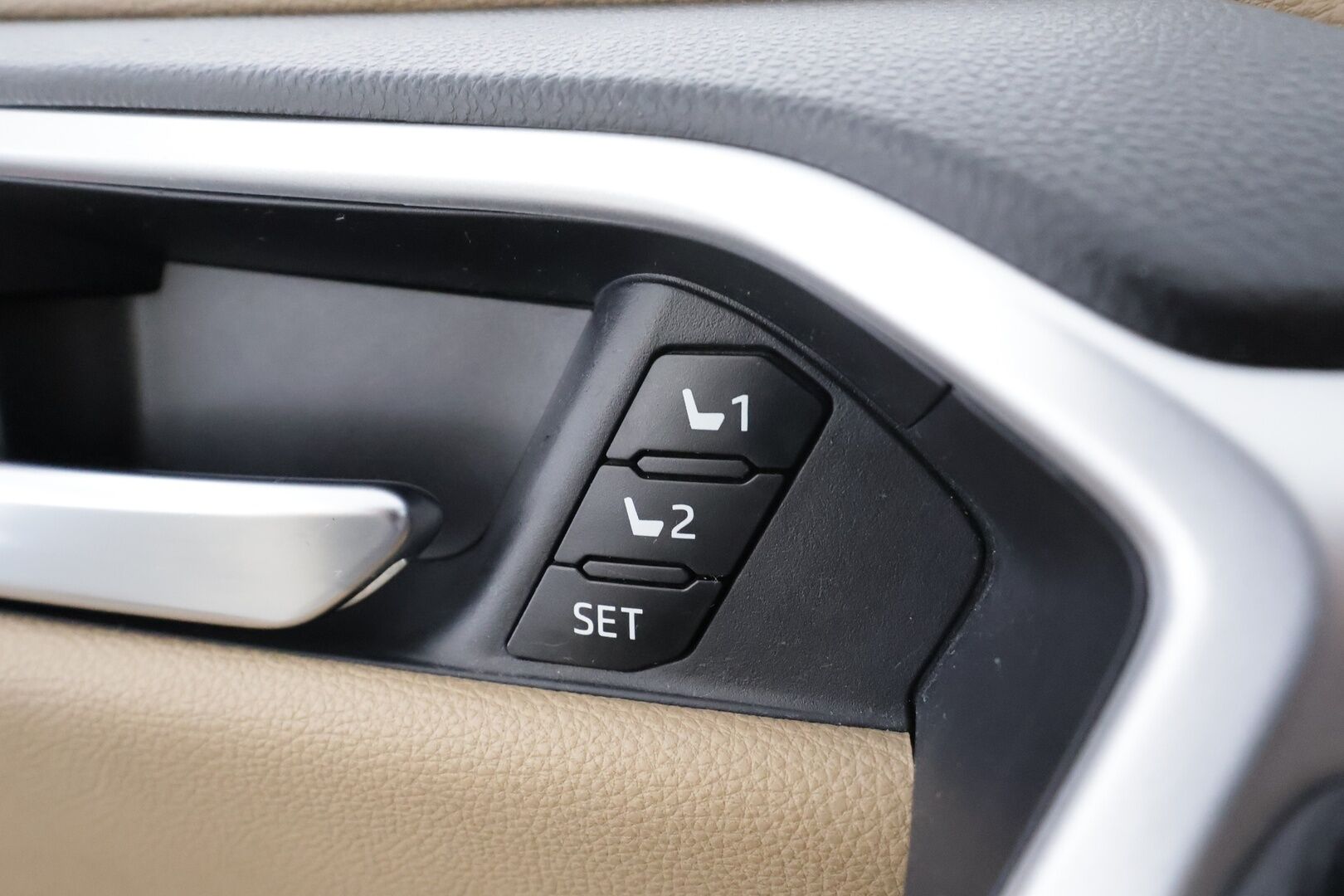 Toyota RAV4 2021 2,5 Hybrid AWD-i Premium * ACC / P.kamera / LED / Muistipenkki / Vaaleat nahat / KeylessGo / Sähköluukku * - Kahdet renkaat aluvanteilla 