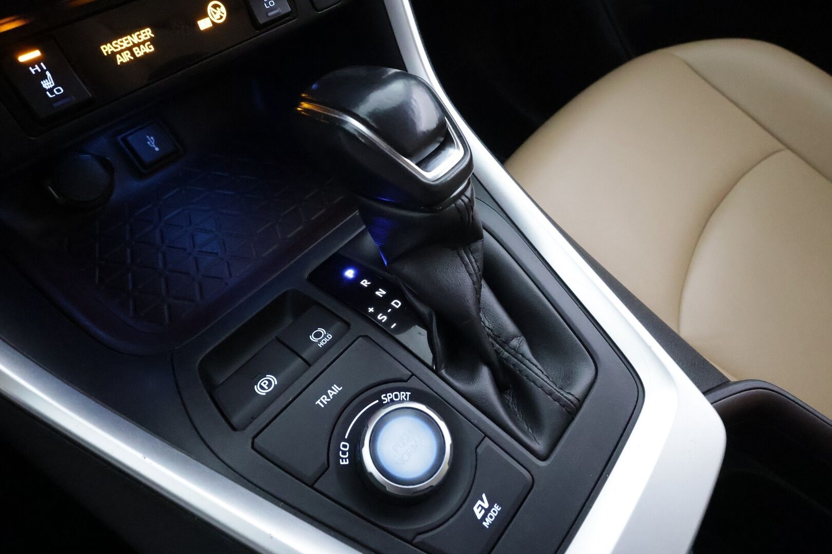 Toyota RAV4 2021 2,5 Hybrid AWD-i Premium * ACC / P.kamera / LED / Muistipenkki / Vaaleat nahat / KeylessGo / Sähköluukku * - Kahdet renkaat aluvanteilla 