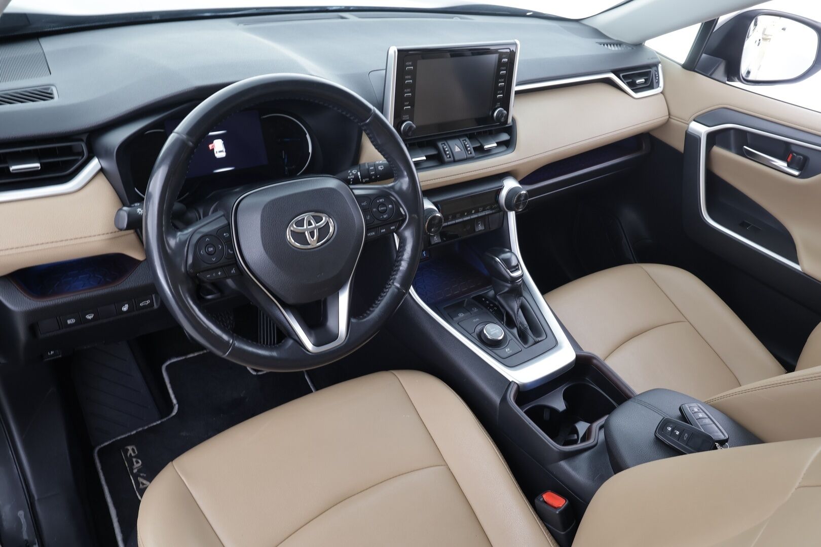 Toyota RAV4 2021 2,5 Hybrid AWD-i Premium * ACC / P.kamera / LED / Muistipenkki / Vaaleat nahat / KeylessGo / Sähköluukku * - Kahdet renkaat aluvanteilla 