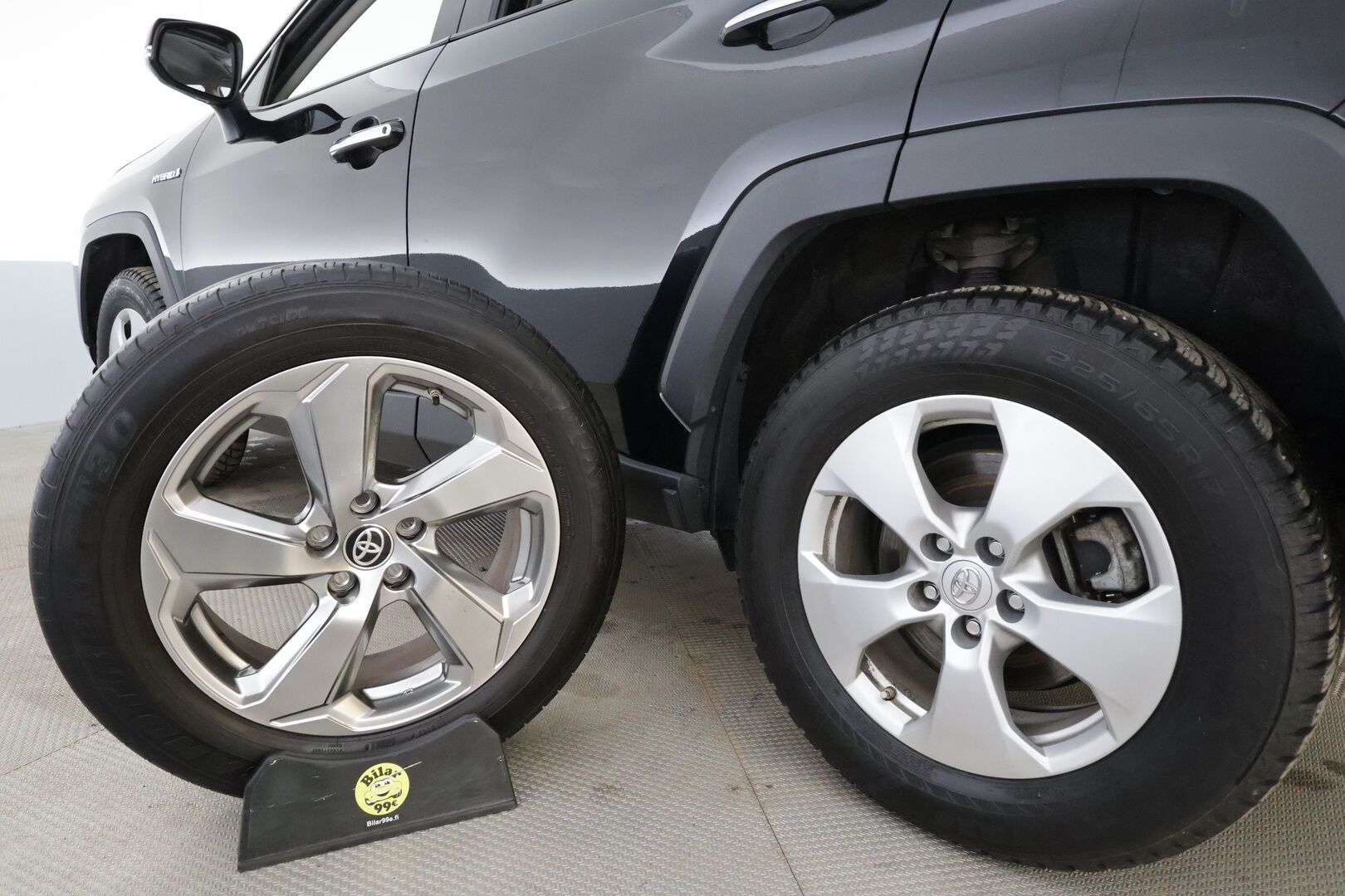 Toyota RAV4 2021 2,5 Hybrid AWD-i Premium * ACC / P.kamera / LED / Muistipenkki / Vaaleat nahat / KeylessGo / Sähköluukku * - Kahdet renkaat aluvanteilla 