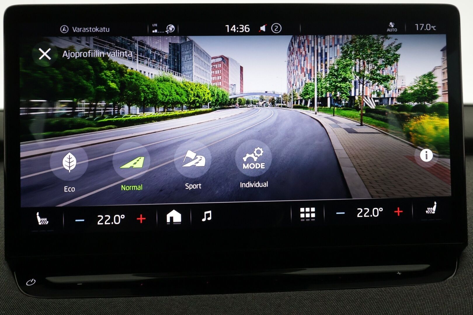 Skoda Enyaq 2023 80 iV - | ACC | ILP | Koukku | LED | Puolinahat | Ratinlämmitys | P.Kamera | Digimittaristo | Keyless | Apple&Android | 1.Om Suomi-auto | Kahdet Renkaat | Merkkihuollettu |
