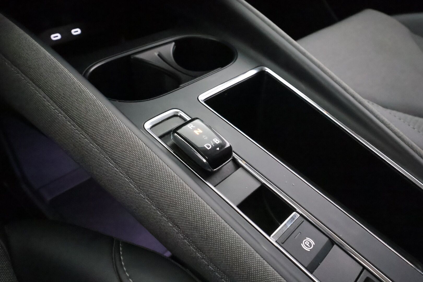 Skoda Enyaq 2023 80 iV - | ACC | ILP | Koukku | LED | Puolinahat | Ratinlämmitys | P.Kamera | Digimittaristo | Keyless | Apple&Android | 1.Om Suomi-auto | Kahdet Renkaat | Merkkihuollettu |