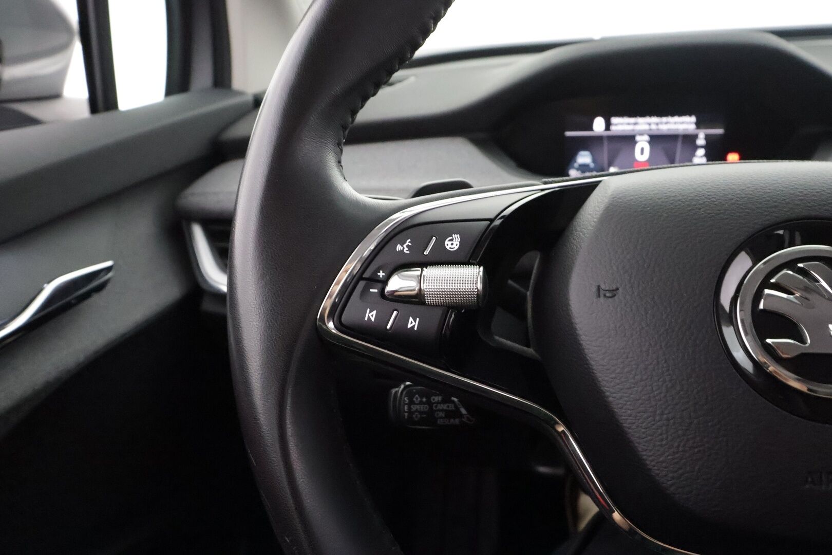 Skoda Enyaq 2023 80 iV - | ACC | ILP | Koukku | LED | Puolinahat | Ratinlämmitys | P.Kamera | Digimittaristo | Keyless | Apple&Android | 1.Om Suomi-auto | Kahdet Renkaat | Merkkihuollettu |