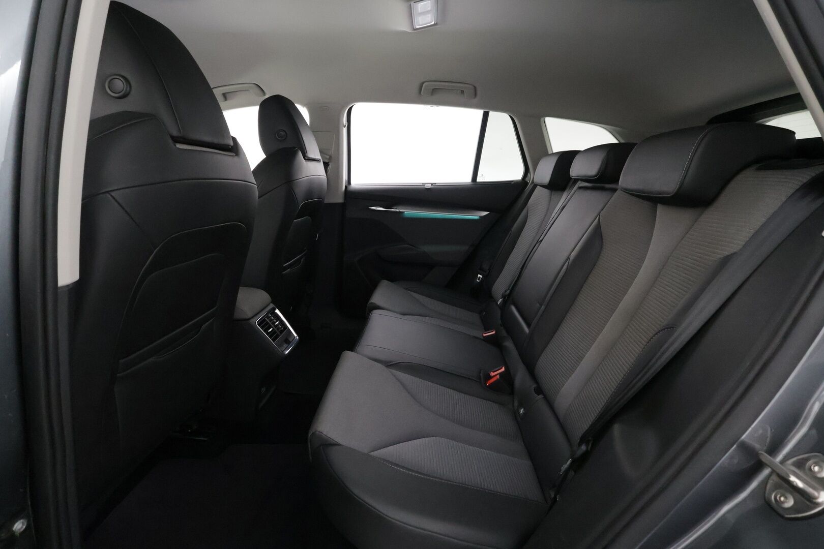 Skoda Enyaq 2023 80 iV - | ACC | ILP | Koukku | LED | Puolinahat | Ratinlämmitys | P.Kamera | Digimittaristo | Keyless | Apple&Android | 1.Om Suomi-auto | Kahdet Renkaat | Merkkihuollettu |