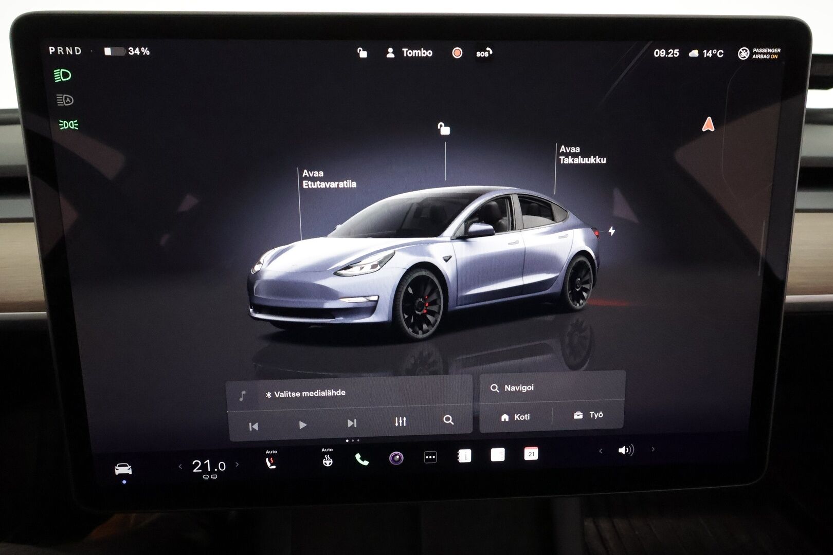 Tesla Model 3 2022 Performance **Lasikatto / Matrix LED / P.kamera / Lämpöpumppu / Mustat nahat** - 3,99 % KORKOTARJOUS TÄHÄN AUTOON 31.8. ASTI! - Kahdet renkaat aluvanteilla / Premium Audio