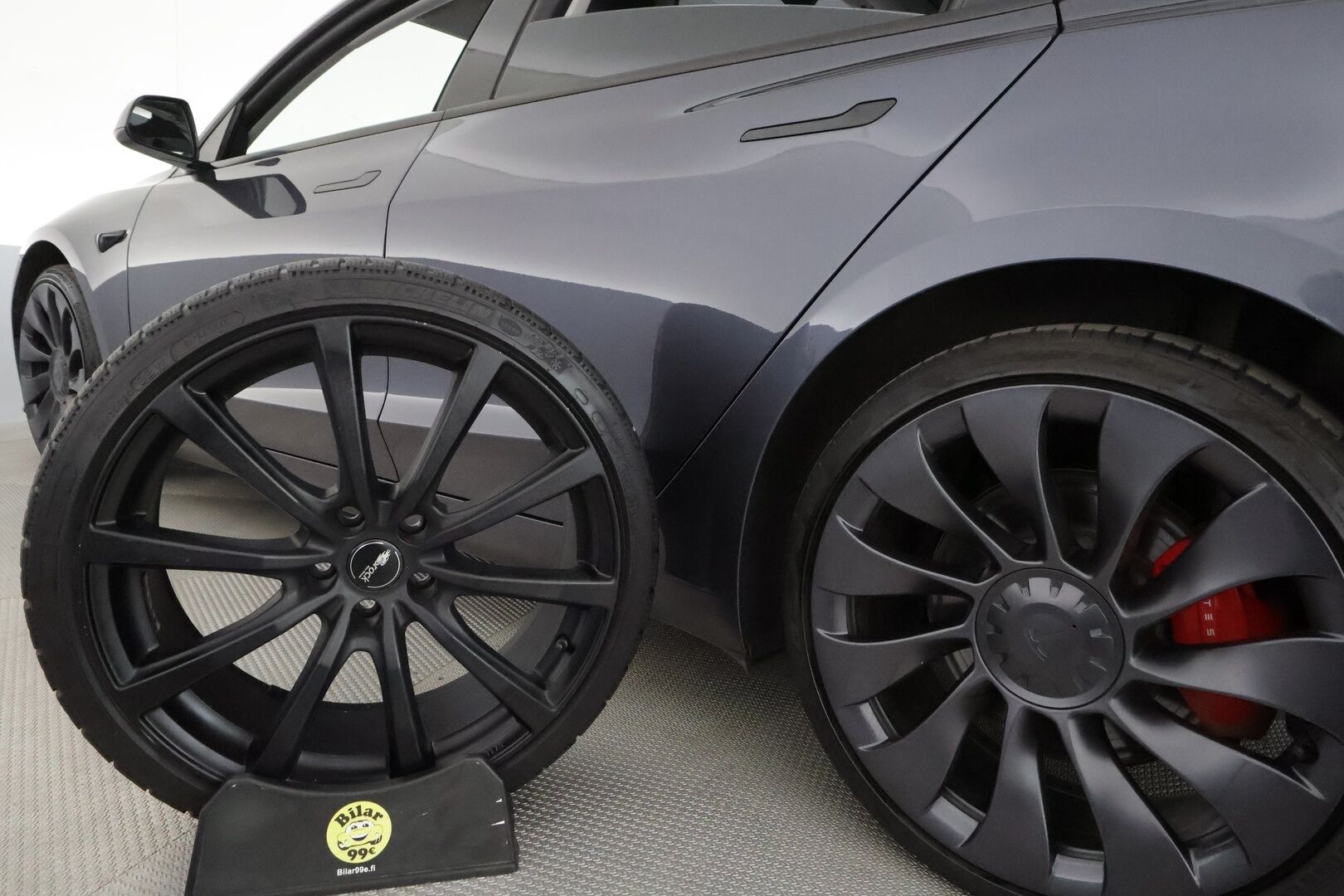Tesla Model 3 2022 Performance **Lasikatto / Matrix LED / P.kamera / Lämpöpumppu / Mustat nahat** - 3,99 % KORKOTARJOUS TÄHÄN AUTOON 31.8. ASTI! - Kahdet renkaat aluvanteilla / Premium Audio