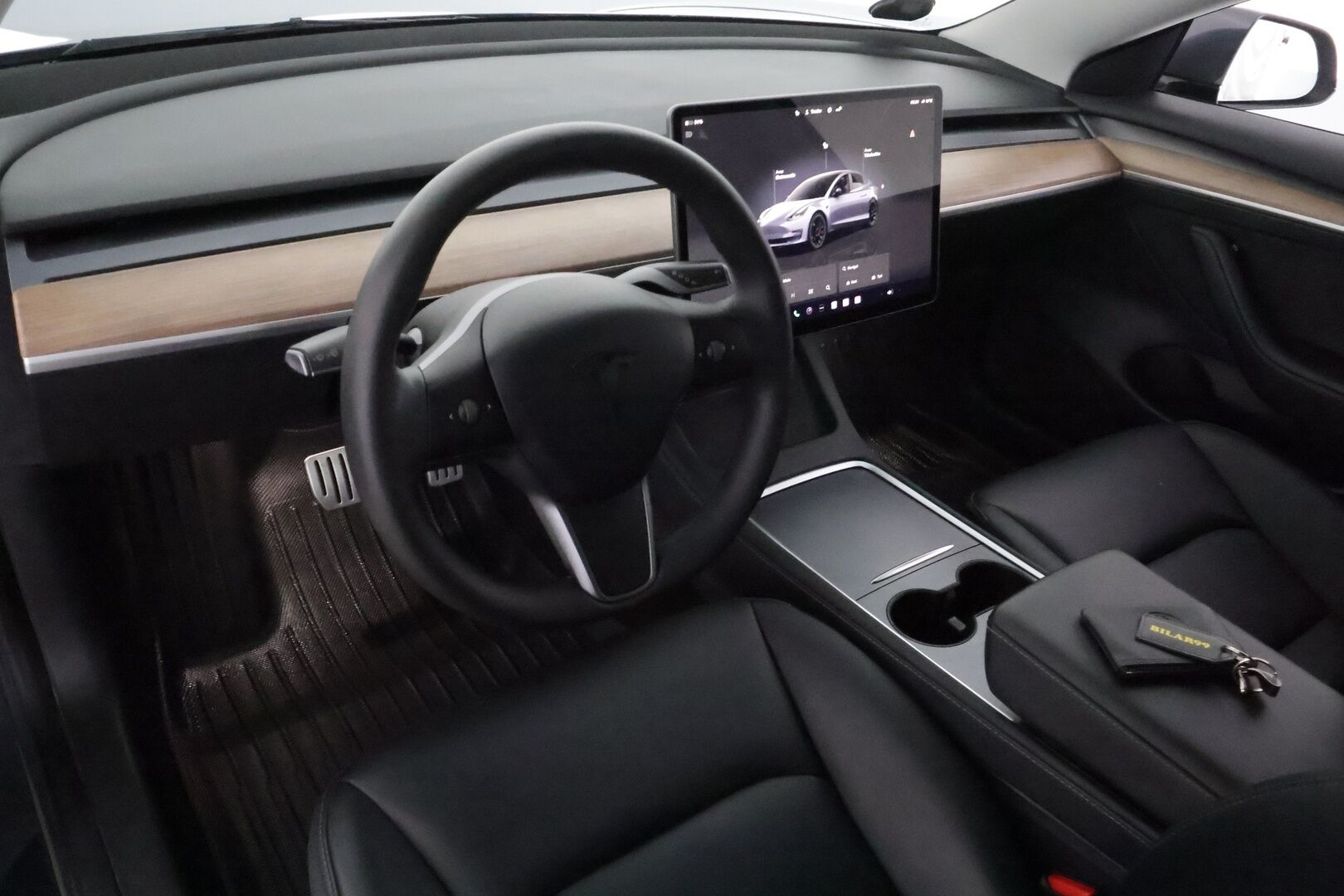 Tesla Model 3 2022 Performance **Lasikatto / Matrix LED / P.kamera / Lämpöpumppu / Mustat nahat** - 3,99 % KORKOTARJOUS TÄHÄN AUTOON 31.8. ASTI! - Kahdet renkaat aluvanteilla / Premium Audio