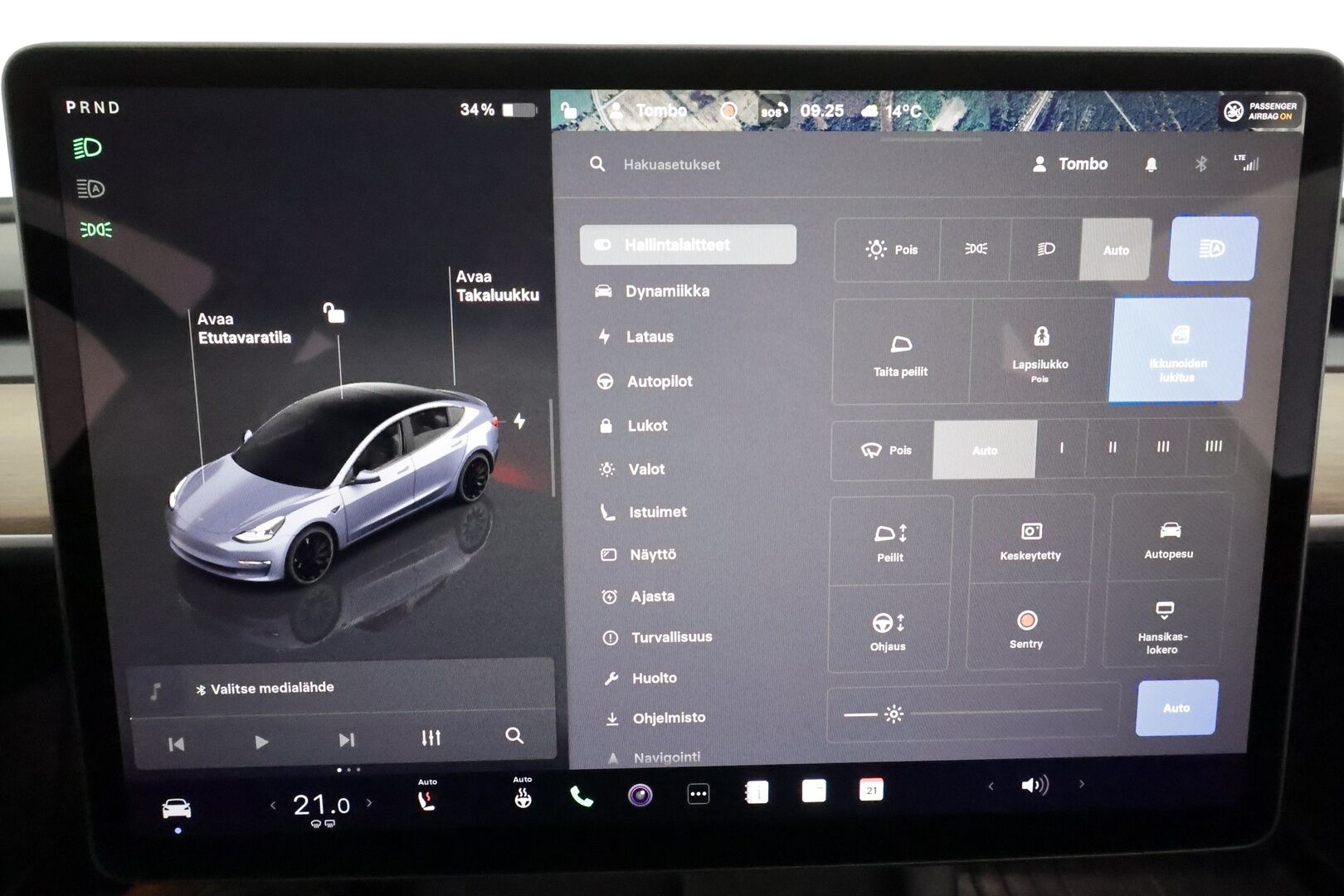 Tesla Model 3 2022 Performance **Lasikatto / Matrix LED / P.kamera / Lämpöpumppu / Mustat nahat** - 3,99 % KORKOTARJOUS TÄHÄN AUTOON 31.8. ASTI! - Kahdet renkaat aluvanteilla / Premium Audio