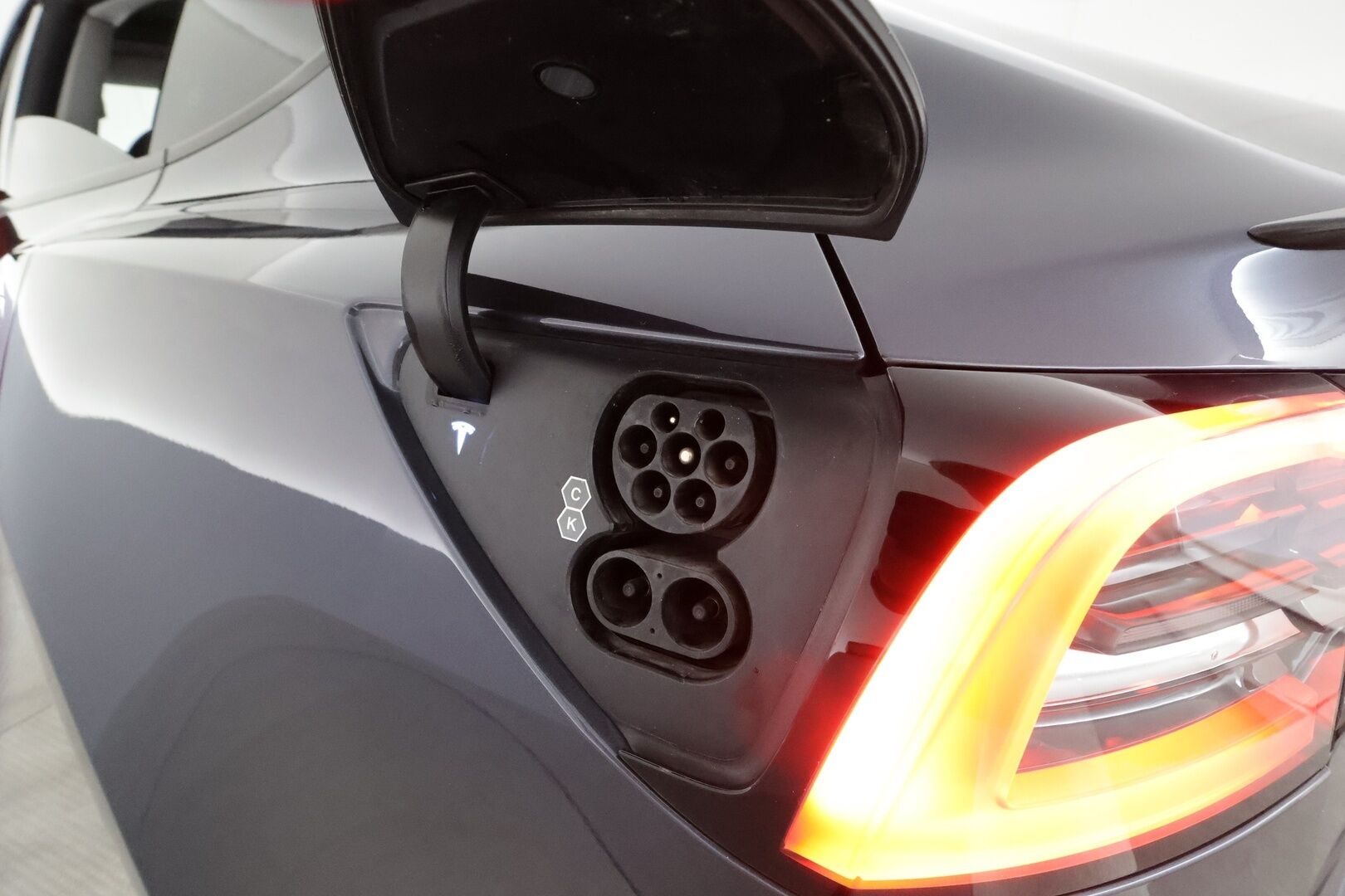 Tesla Model 3 2022 Performance **Lasikatto / Matrix LED / P.kamera / Lämpöpumppu / Mustat nahat** - 3,99 % KORKOTARJOUS TÄHÄN AUTOON 31.8. ASTI! - Kahdet renkaat aluvanteilla / Premium Audio