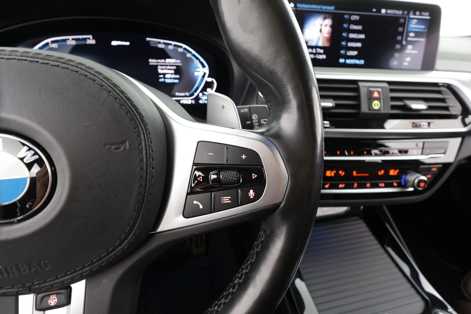 BMW X3 2020 G01 xDrive 30e A Charged Edition M Sport * H&K / Koukku / LED / 360° / Sporttinahat / Navi / Keyless * - 2x Latauskaapelit / Kahdet renkaat