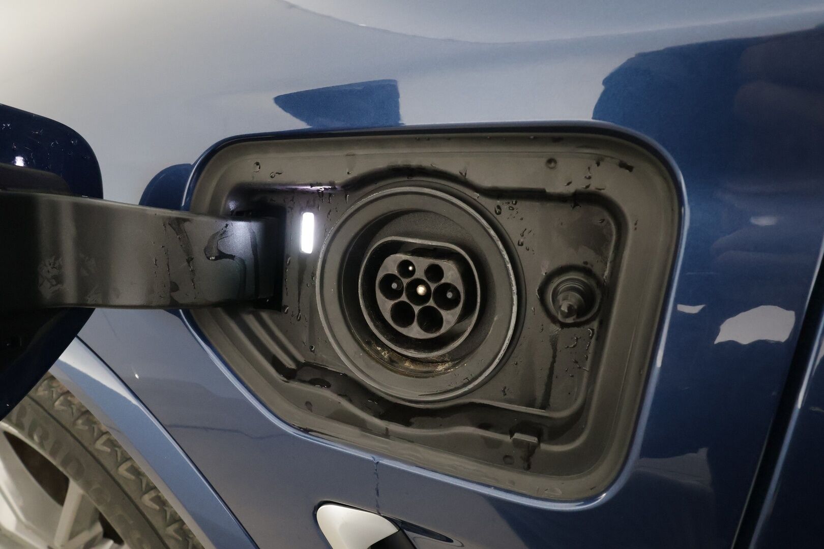 BMW X3 2020 G01 xDrive 30e A Charged Edition M Sport * H&K / Koukku / LED / 360° / Sporttinahat / Navi / Keyless * - 2x Latauskaapelit / Kahdet renkaat