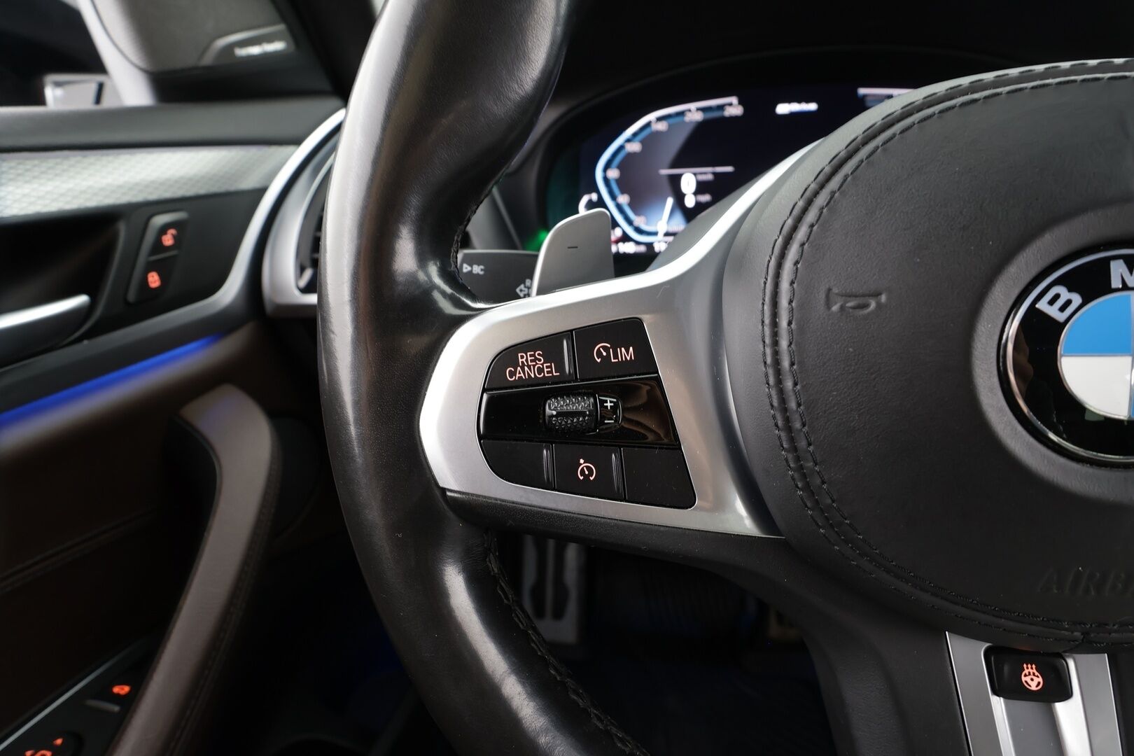 BMW X3 2020 G01 xDrive 30e A Charged Edition M Sport * H&K / Koukku / LED / 360° / Sporttinahat / Navi / Keyless * - 2x Latauskaapelit / Kahdet renkaat