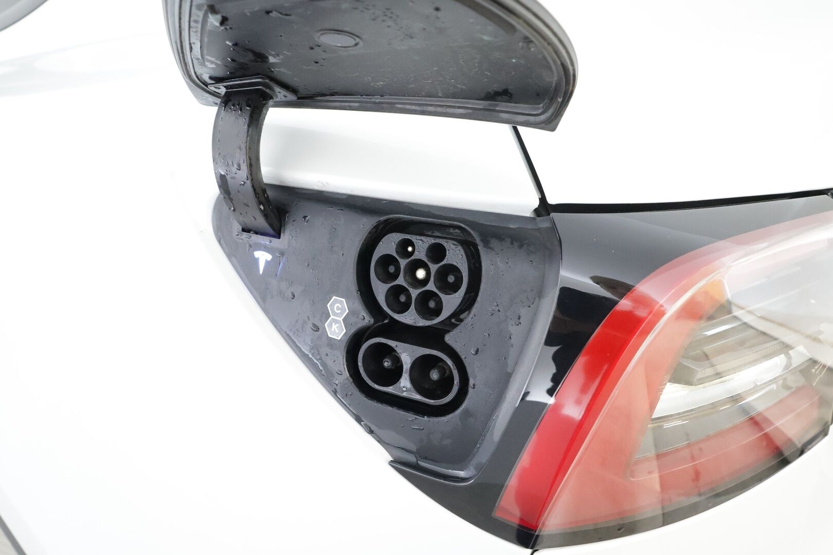 Tesla Model Y 2023 Long Range * Koukku / ILP / ACC / Lasikatto / Matrix-LED / P.Kamera / Muistipenkki / Premium Audio / Navi / Keyless * - Kahdet renkaat - HULLUT JOULUT KORKOTARJOUS 2,49% 