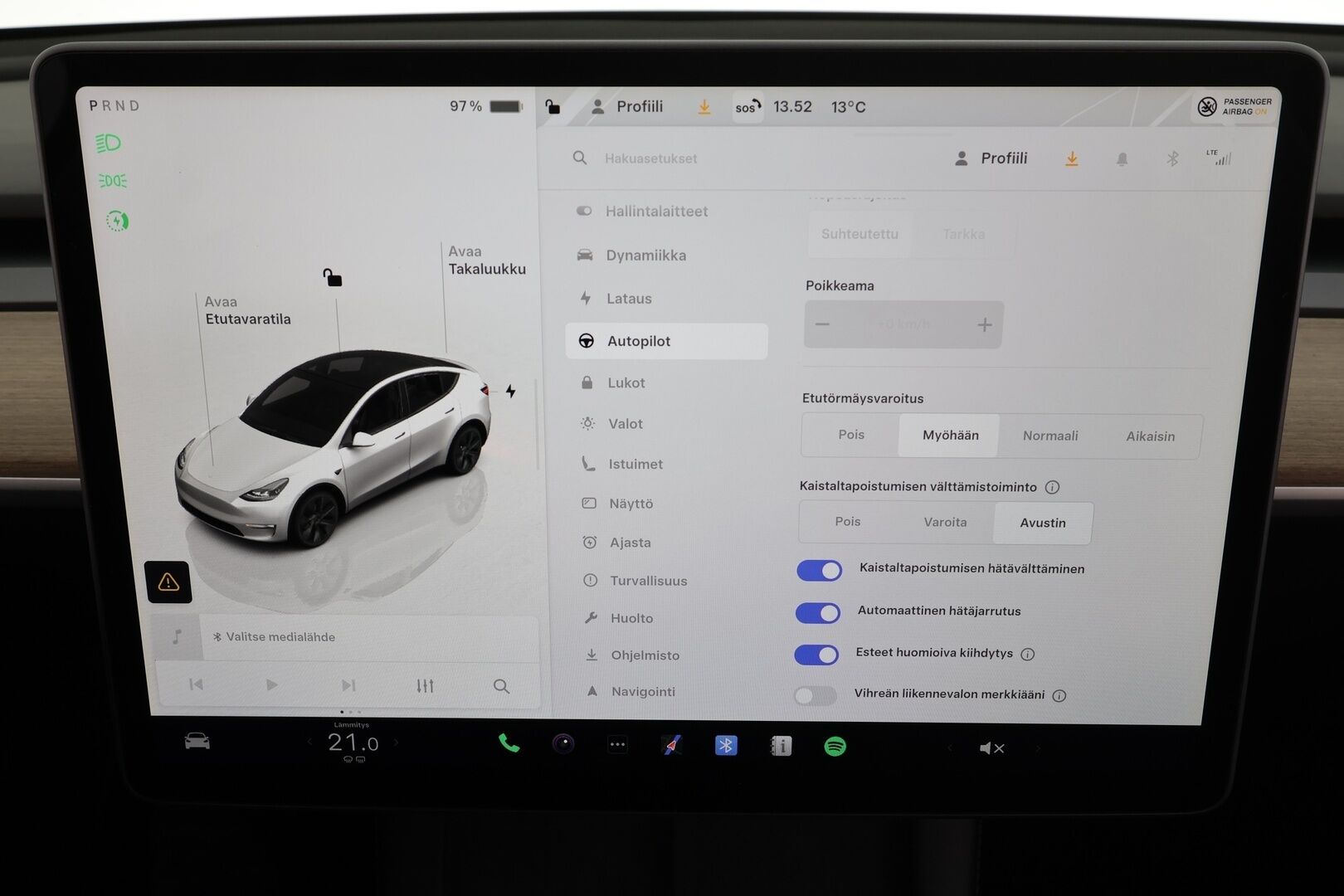 Tesla Model Y 2023 Long Range * Koukku / ILP / ACC / Lasikatto / Matrix-LED / P.Kamera / Muistipenkki / Premium Audio / Navi / Keyless * - Kahdet renkaat - HULLUT JOULUT KORKOTARJOUS 2,49% 