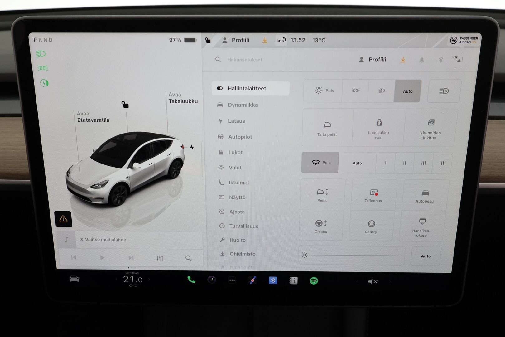 Tesla Model Y 2023 Long Range * Koukku / ILP / ACC / Lasikatto / Matrix-LED / P.Kamera / Muistipenkki / Premium Audio / Navi / Keyless * - Kahdet renkaat - HULLUT JOULUT KORKOTARJOUS 2,49% 