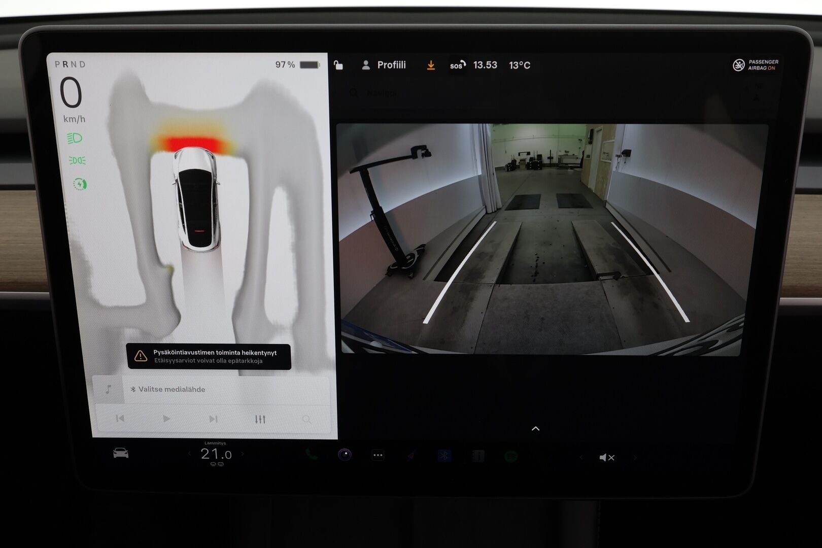 Tesla Model Y 2023 Long Range * Koukku / ILP / ACC / Lasikatto / Matrix-LED / P.Kamera / Muistipenkki / Premium Audio / Navi / Keyless * - Kahdet renkaat - HULLUT JOULUT KORKOTARJOUS 2,49% 