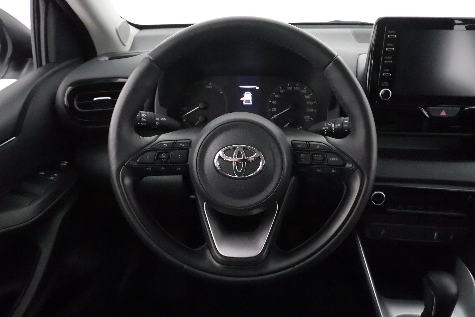 Toyota Yaris 2023 1,5 Hybrid Active Online Edition **Adapt.vakkari / KeylessGo / P.kamera / Navi / Ratinlämmitin / Apple&Android** - 1.Om Suomi-auto / Kahdet renkaat aluvanteilla 