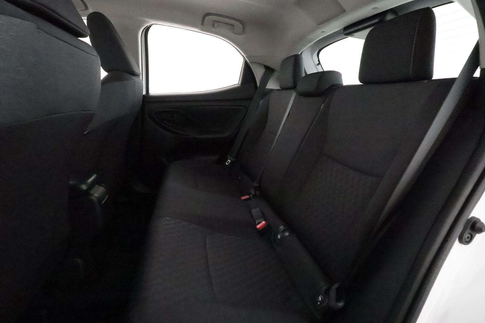 Toyota Yaris 2023 1,5 Hybrid Active Online Edition **Adapt.vakkari / KeylessGo / P.kamera / Navi / Ratinlämmitin / Apple&Android** - 1.Om Suomi-auto / Kahdet renkaat aluvanteilla 