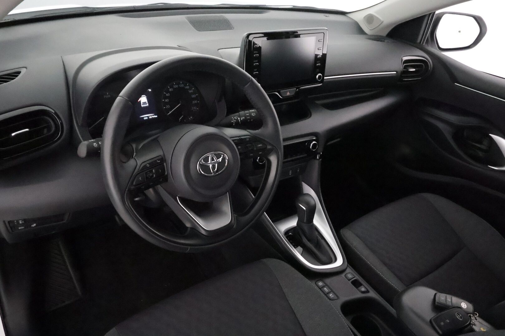 Toyota Yaris 2023 1,5 Hybrid Active Online Edition **Adapt.vakkari / KeylessGo / P.kamera / Navi / Ratinlämmitin / Apple&Android** - 1.Om Suomi-auto / Kahdet renkaat aluvanteilla 