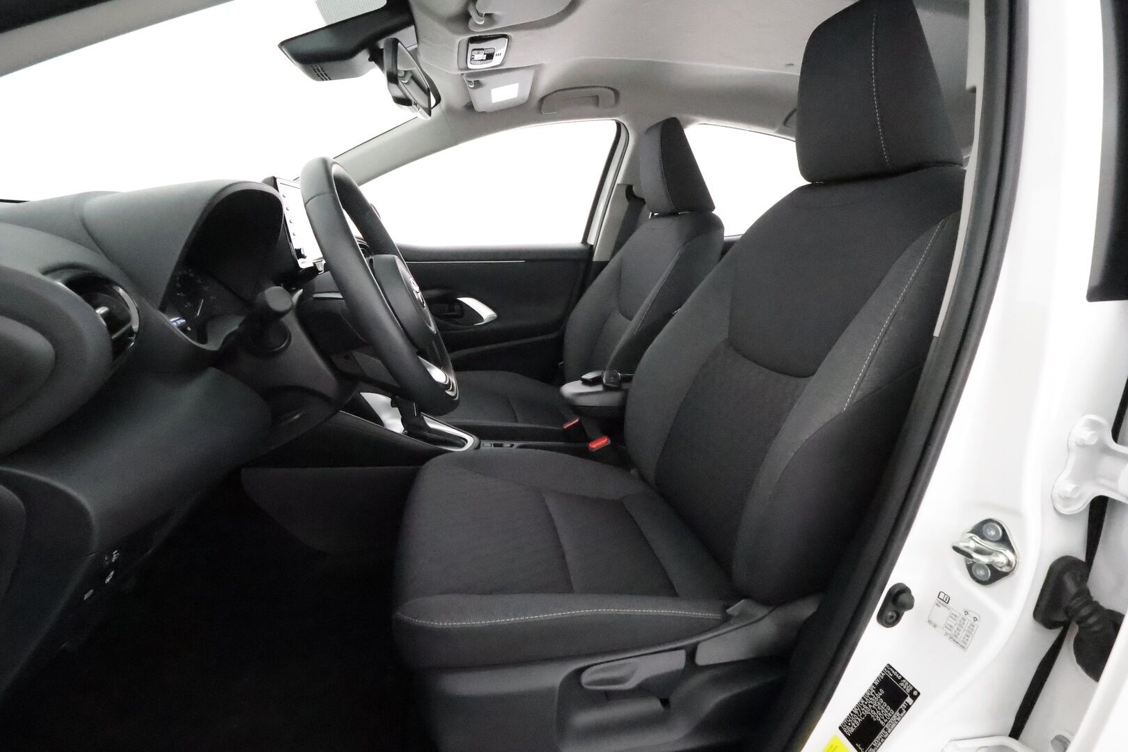 Toyota Yaris 2023 1,5 Hybrid Active Online Edition **Adapt.vakkari / KeylessGo / P.kamera / Navi / Ratinlämmitin / Apple&Android** - 1.Om Suomi-auto / Kahdet renkaat aluvanteilla 
