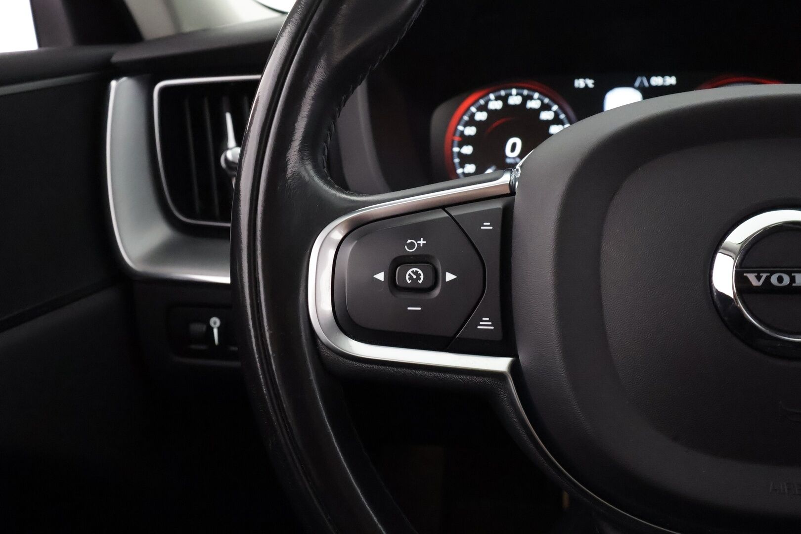 Volvo XC60 2020 T8 TwE AWD Momentum - | ACC | Koukku | Webasto | Full-LED | 360-kamera | Osasähköt | HUD | Panorama | High Performance audio | Merkkihuollettu | Kahdet Renkaat |