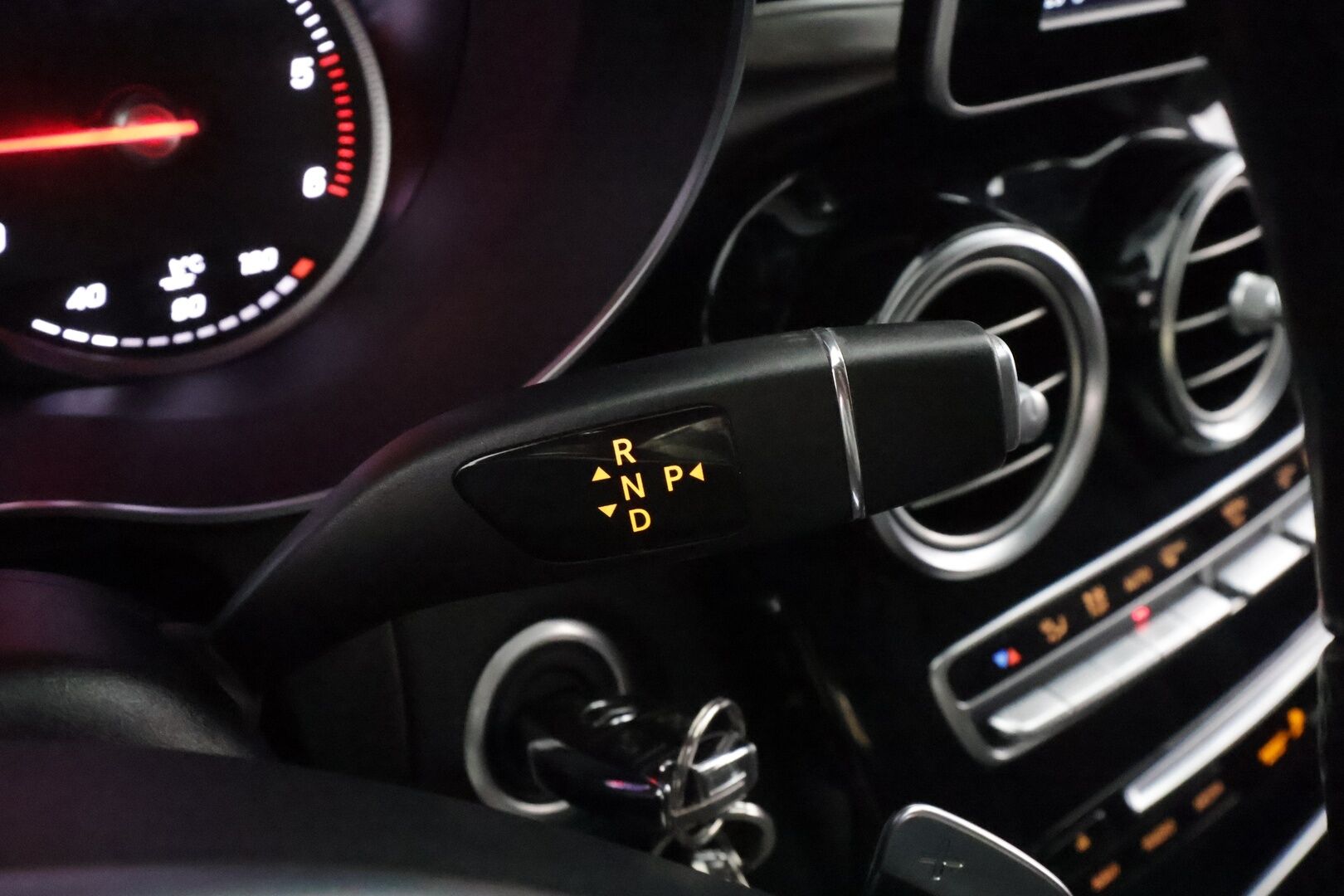 Mercedes-Benz GLC 2018 220 d 4Matic A Premium Business AMG * Vakkari / Panorama / Webasto / Koukku / P.tutkat / Puolisähköt sporttipenkit * - Kahdet renkaat