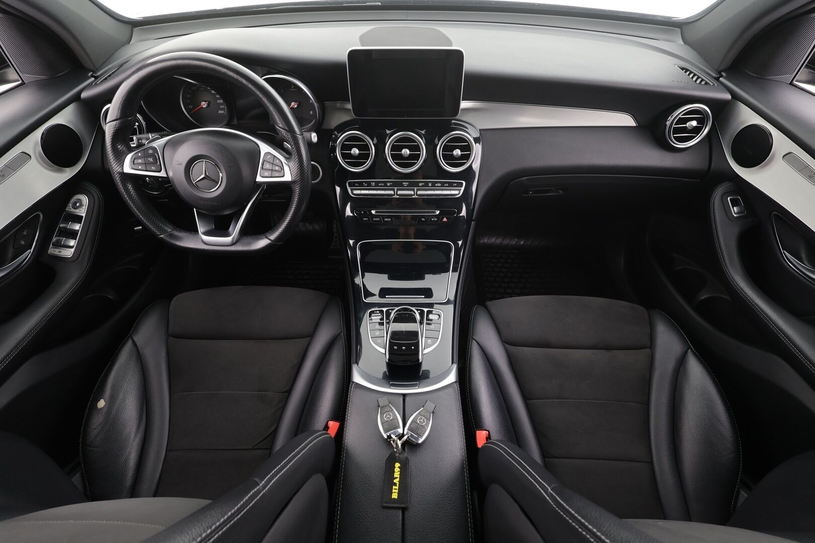 Mercedes-Benz GLC 2018 220 d 4Matic A Premium Business AMG * Vakkari / Panorama / Webasto / Koukku / P.tutkat / Puolisähköt sporttipenkit * - Kahdet renkaat