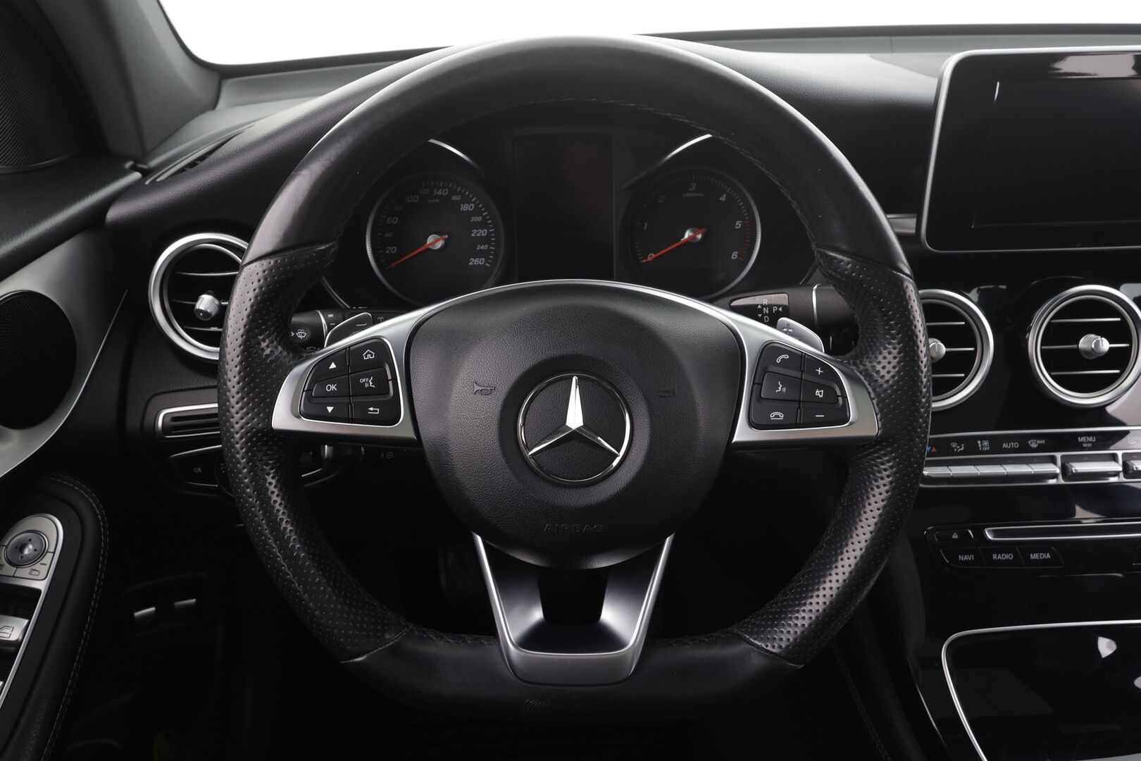 Mercedes-Benz GLC 2018 220 d 4Matic A Premium Business AMG *Vakkari / Panorama / Webasto / Koukku / P.tutkat / Puolisähköt sporttipenkit* - KATSO HUOKEA HINTA! / Kahdet OEM vanteet / AMG Ulko ja-Sisä / Hyvät varusteet