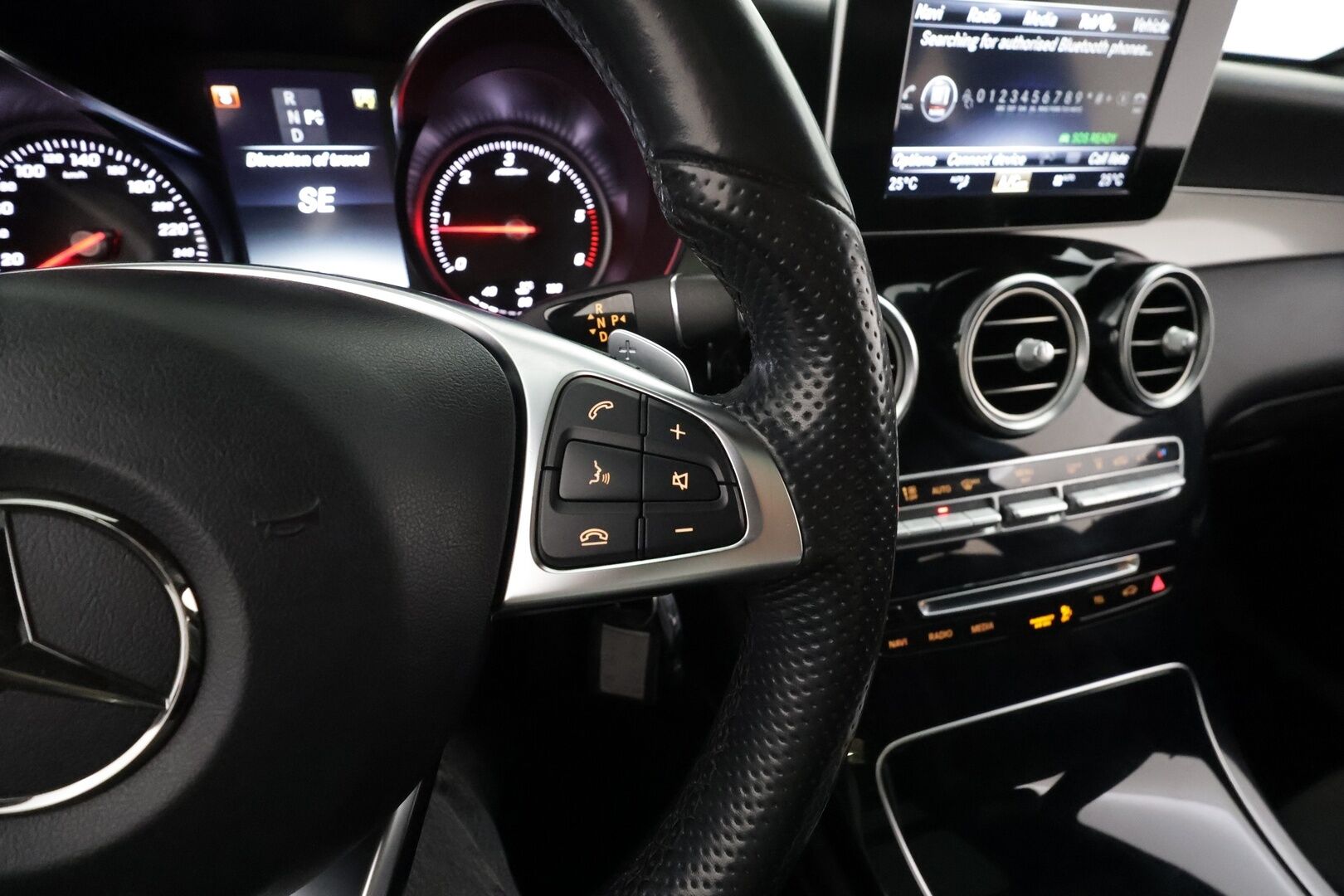 Mercedes-Benz GLC 2018 220 d 4Matic A Premium Business AMG *Vakkari / Panorama / Webasto / Koukku / P.tutkat / Puolisähköt sporttipenkit* - KATSO HUOKEA HINTA! / Kahdet OEM vanteet / AMG Ulko ja-Sisä / Hyvät varusteet