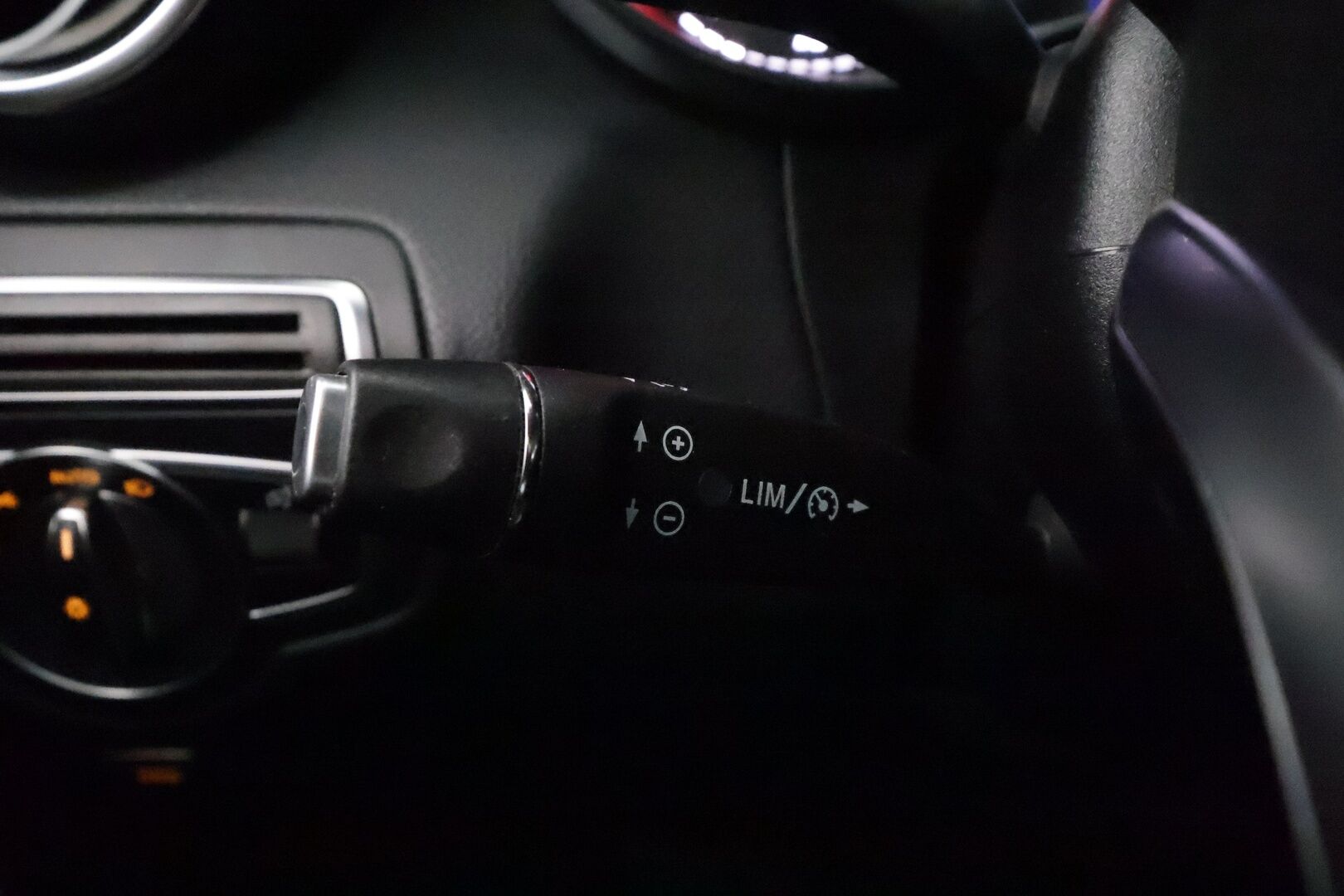 Mercedes-Benz GLC 2018 220 d 4Matic A Premium Business AMG *Vakkari / Panorama / Webasto / Koukku / P.tutkat / Puolisähköt sporttipenkit* - KATSO HUOKEA HINTA! / Kahdet OEM vanteet / AMG Ulko ja-Sisä / Hyvät varusteet