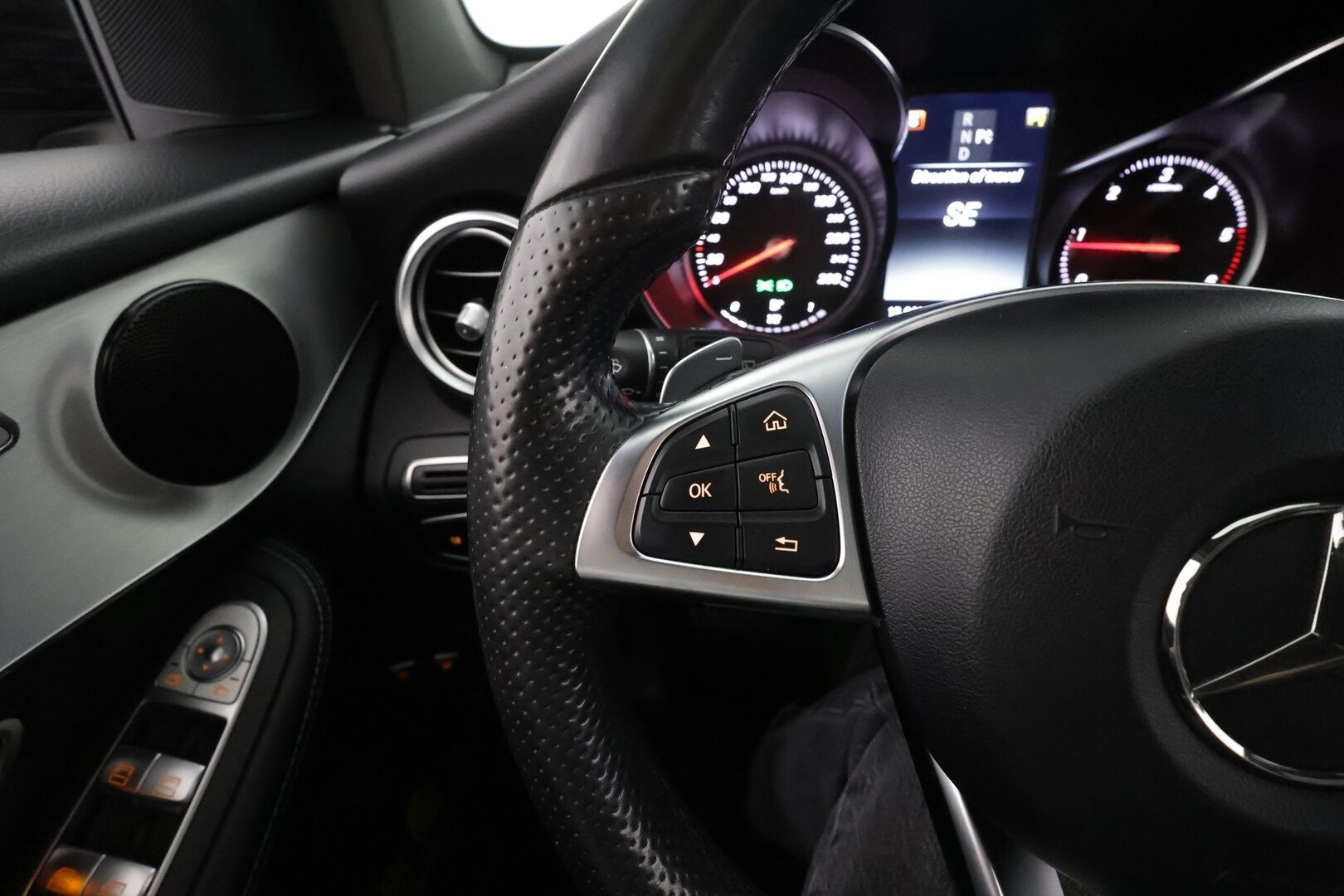 Mercedes-Benz GLC 2018 220 d 4Matic A Premium Business AMG *Vakkari / Panorama / Webasto / Koukku / P.tutkat / Puolisähköt sporttipenkit* - KATSO HUOKEA HINTA! / Kahdet OEM vanteet / AMG Ulko ja-Sisä / Hyvät varusteet