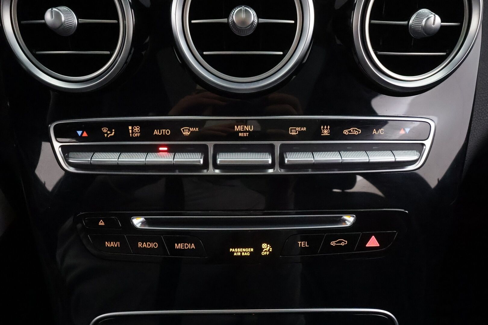 Mercedes-Benz GLC 2018 220 d 4Matic A Premium Business AMG * Vakkari / Panorama / Webasto / Koukku / P.tutkat / Puolisähköt sporttipenkit * - Kahdet renkaat