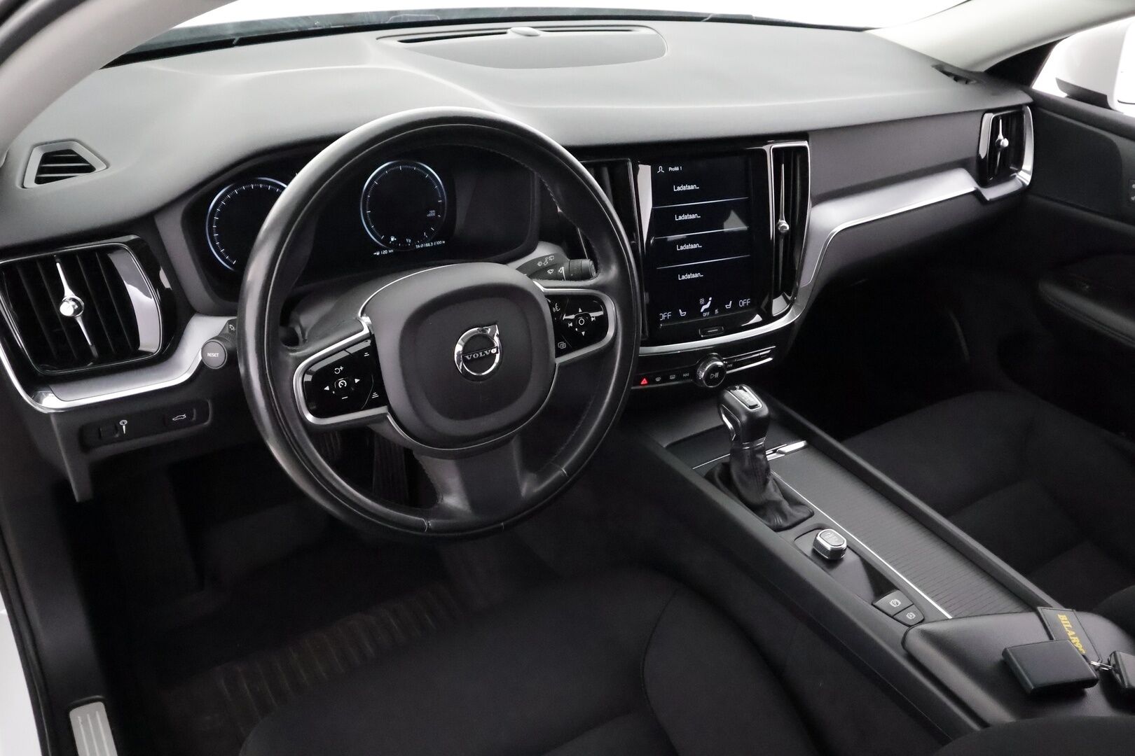Volvo V60 2019 D3 Momentum aut - | Webasto | Koukku | ACC | LED | P.Tutkat | Navi | Kaistavahti | Digimittaristo | HP Audio | Kahdet renkaat |