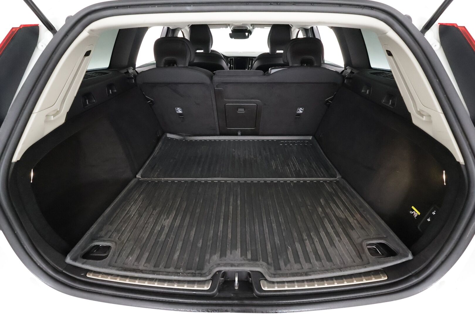 Volvo V60 2019 D3 Momentum aut - | Webasto | Koukku | ACC | LED | P.Tutkat | Navi | Kaistavahti | Digimittaristo | HP Audio | Kahdet renkaat |