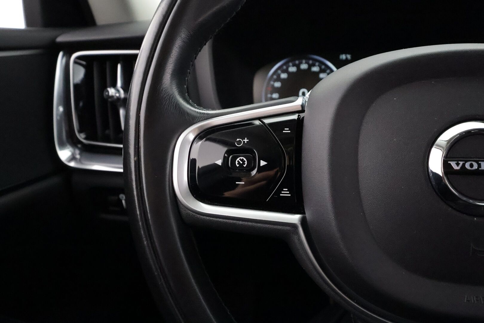 Volvo V60 2019 D3 Momentum aut - | Webasto | Koukku | ACC | LED | P.Tutkat | Navi | Kaistavahti | Digimittaristo | HP Audio | Kahdet renkaat |