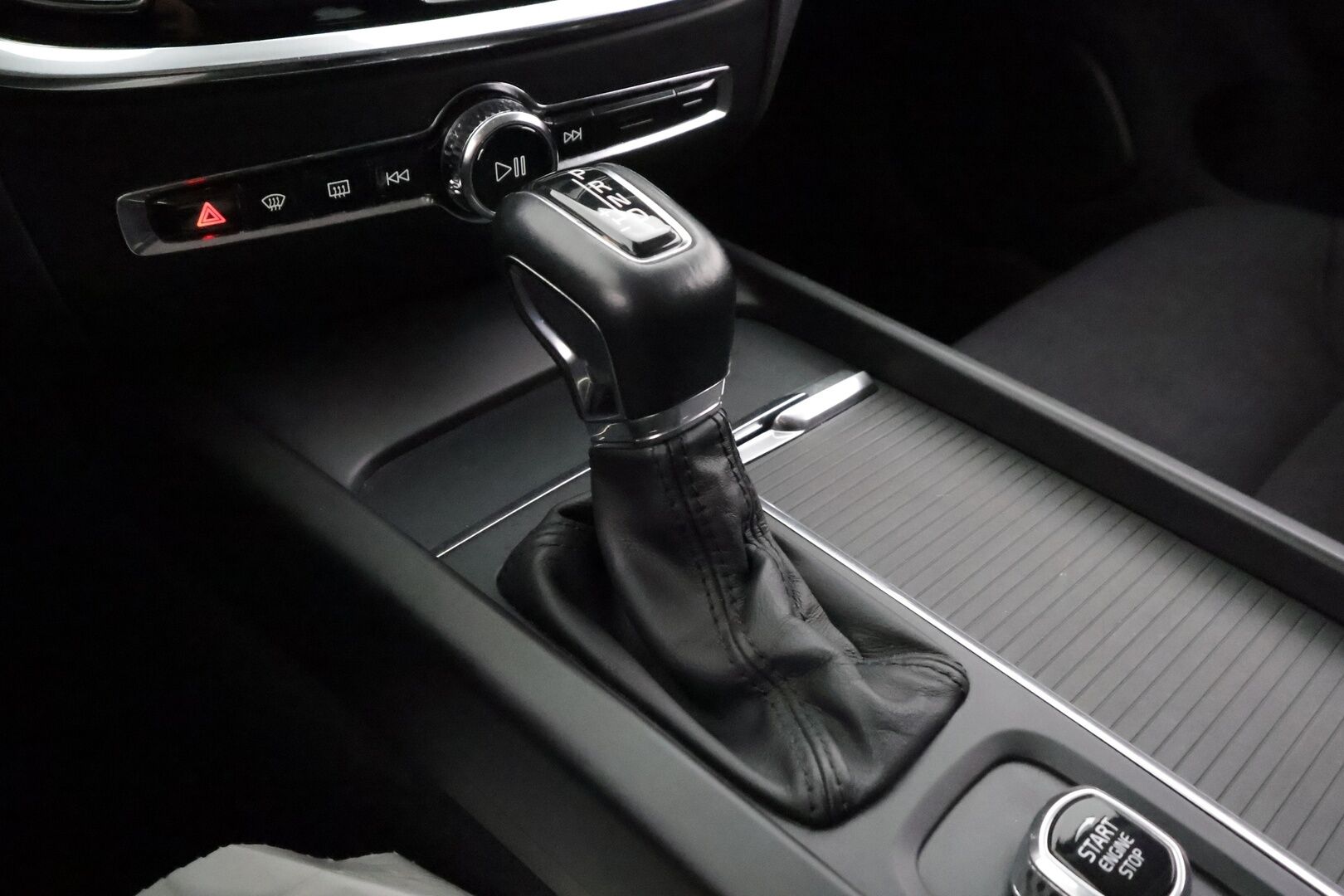 Volvo V60 2019 D3 Momentum aut - | Webasto | Koukku | ACC | LED | P.Tutkat | Navi | Kaistavahti | Digimittaristo | HP Audio | Kahdet renkaat |
