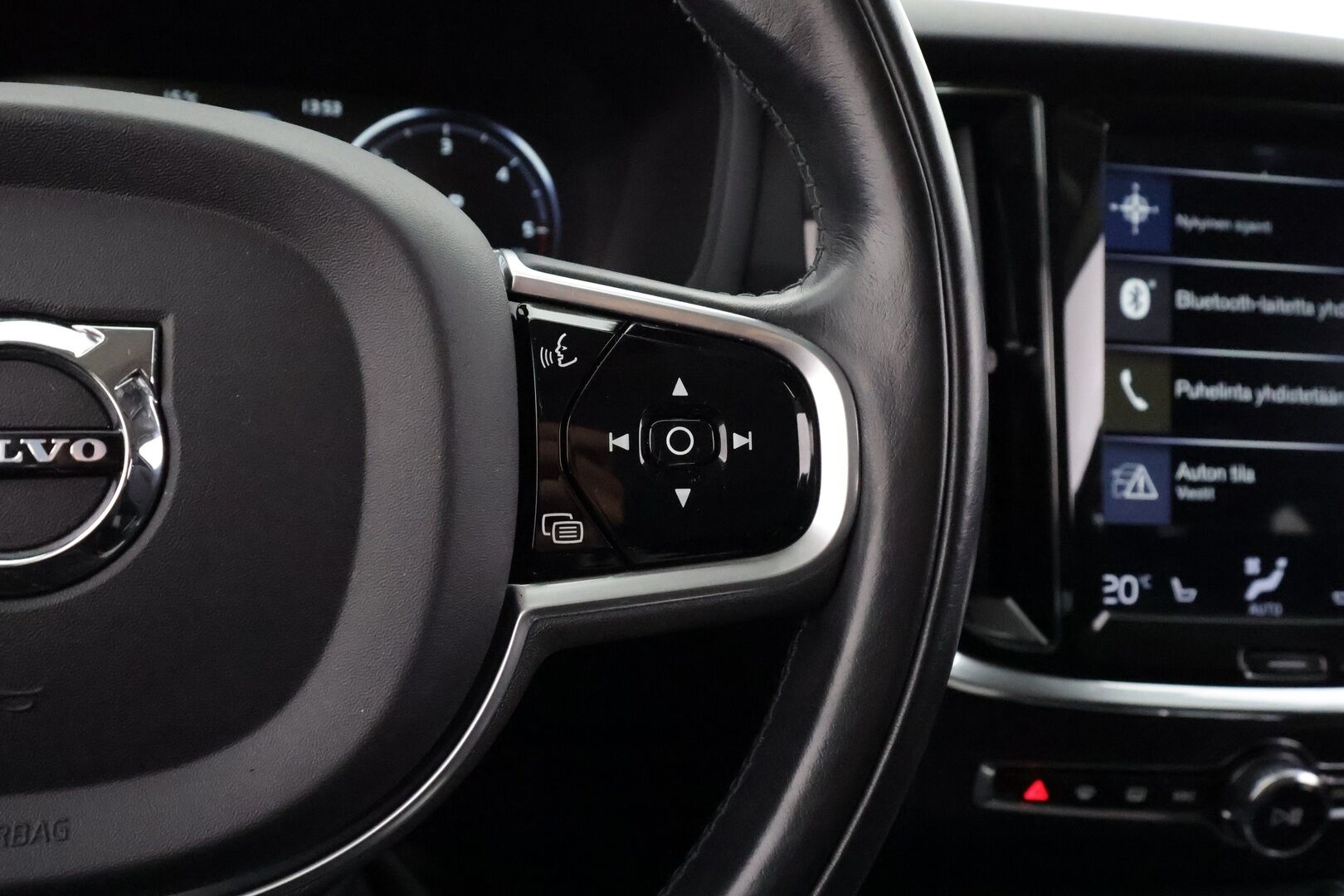 Volvo V60 2019 D3 Momentum aut - | Webasto | Koukku | ACC | LED | P.Tutkat | Navi | Kaistavahti | Digimittaristo | HP Audio | Kahdet renkaat |