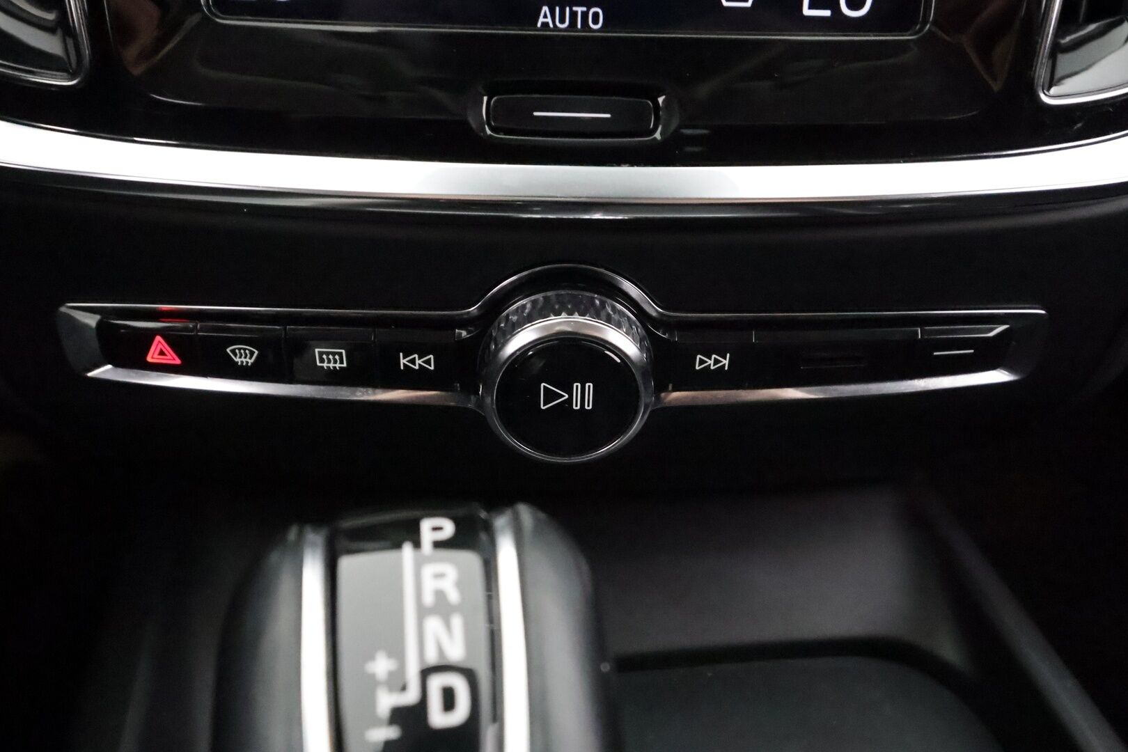 Volvo V60 2019 D3 Momentum aut - | Webasto | Koukku | ACC | LED | P.Tutkat | Navi | Kaistavahti | Digimittaristo | HP Audio | Kahdet renkaat |