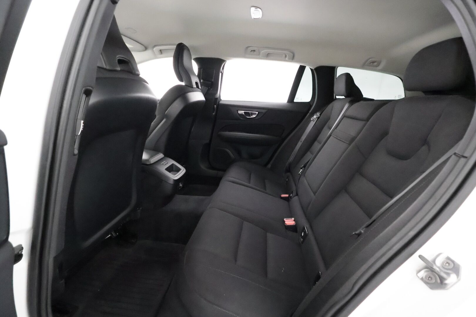 Volvo V60 2019 D3 Momentum aut - | Webasto | Koukku | ACC | LED | P.Tutkat | Navi | Kaistavahti | Digimittaristo | HP Audio | Kahdet renkaat |