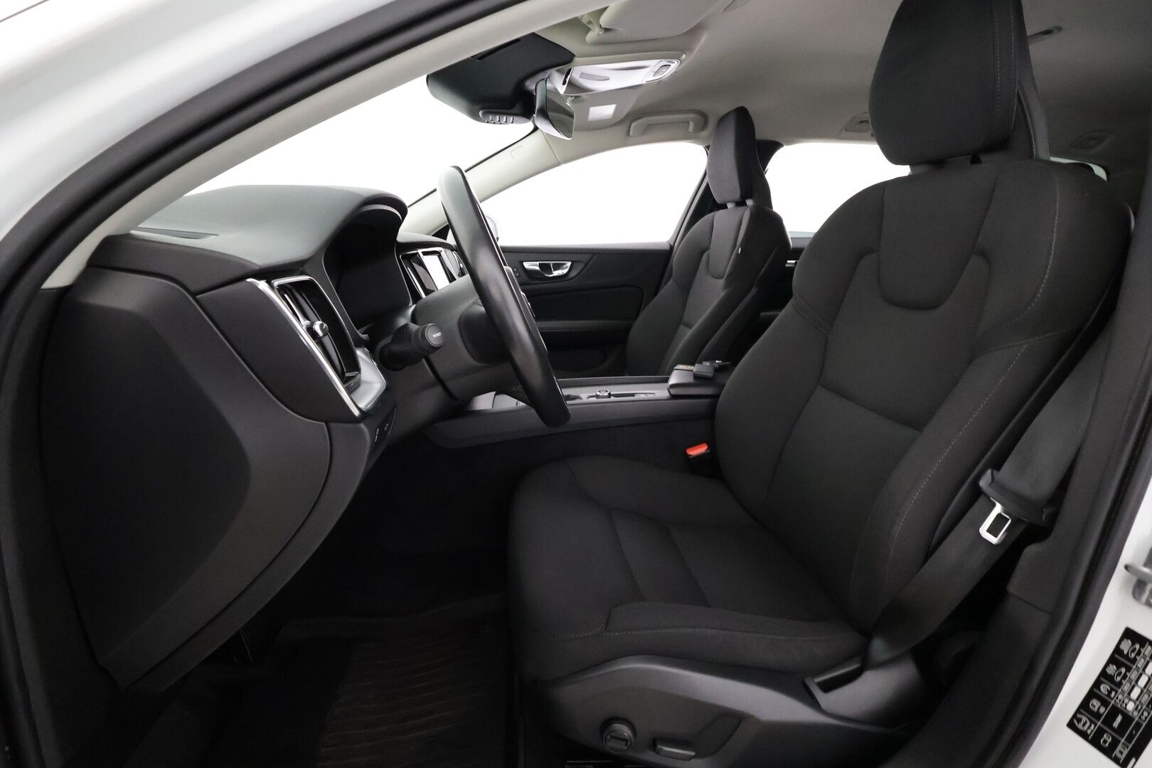 Volvo V60 2019 D3 Momentum aut - | Webasto | Koukku | ACC | LED | P.Tutkat | Navi | Kaistavahti | Digimittaristo | HP Audio | Kahdet renkaat |