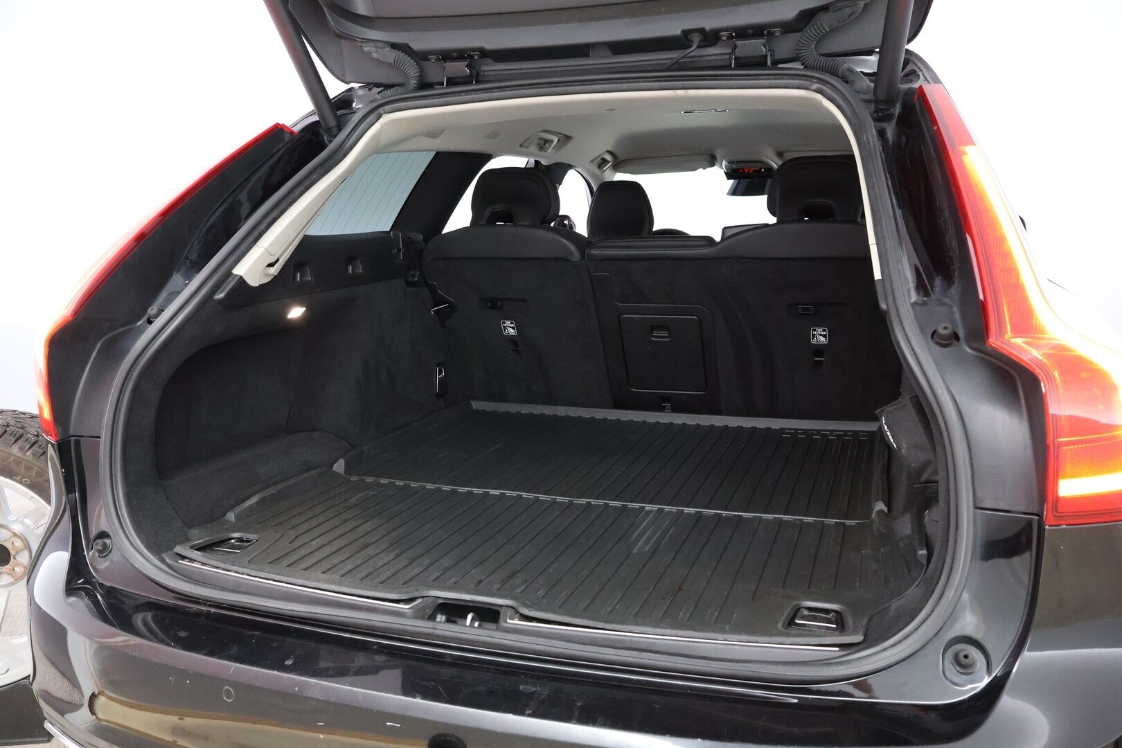 Volvo V90 2020 T8 TwE AWD Inscription aut * Webasto / Adapt.Vakkari / Nahkasisusta / Vetokoukku / Ratinlämmitys / Muistipenkki - Jakopää hiljattain tehty / Hyvin huollettu / Akku kuntotarkastettu