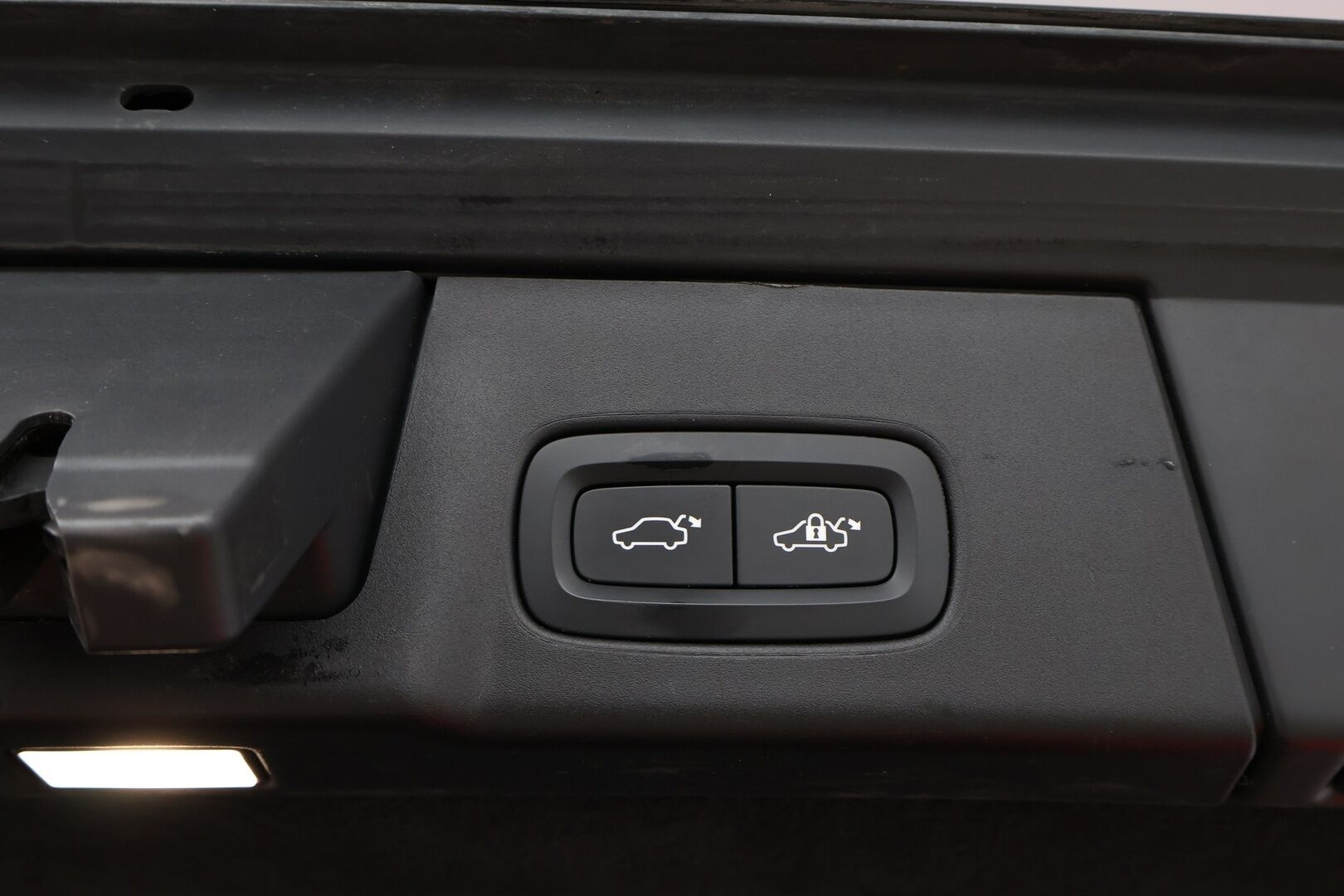 Volvo V90 2020 T8 TwE AWD Inscription aut * Webasto / Adapt.Vakkari / Nahkasisusta / Vetokoukku / Ratinlämmitys / Muistipenkki - Jakopää hiljattain tehty / Hyvin huollettu / Akku kuntotarkastettu