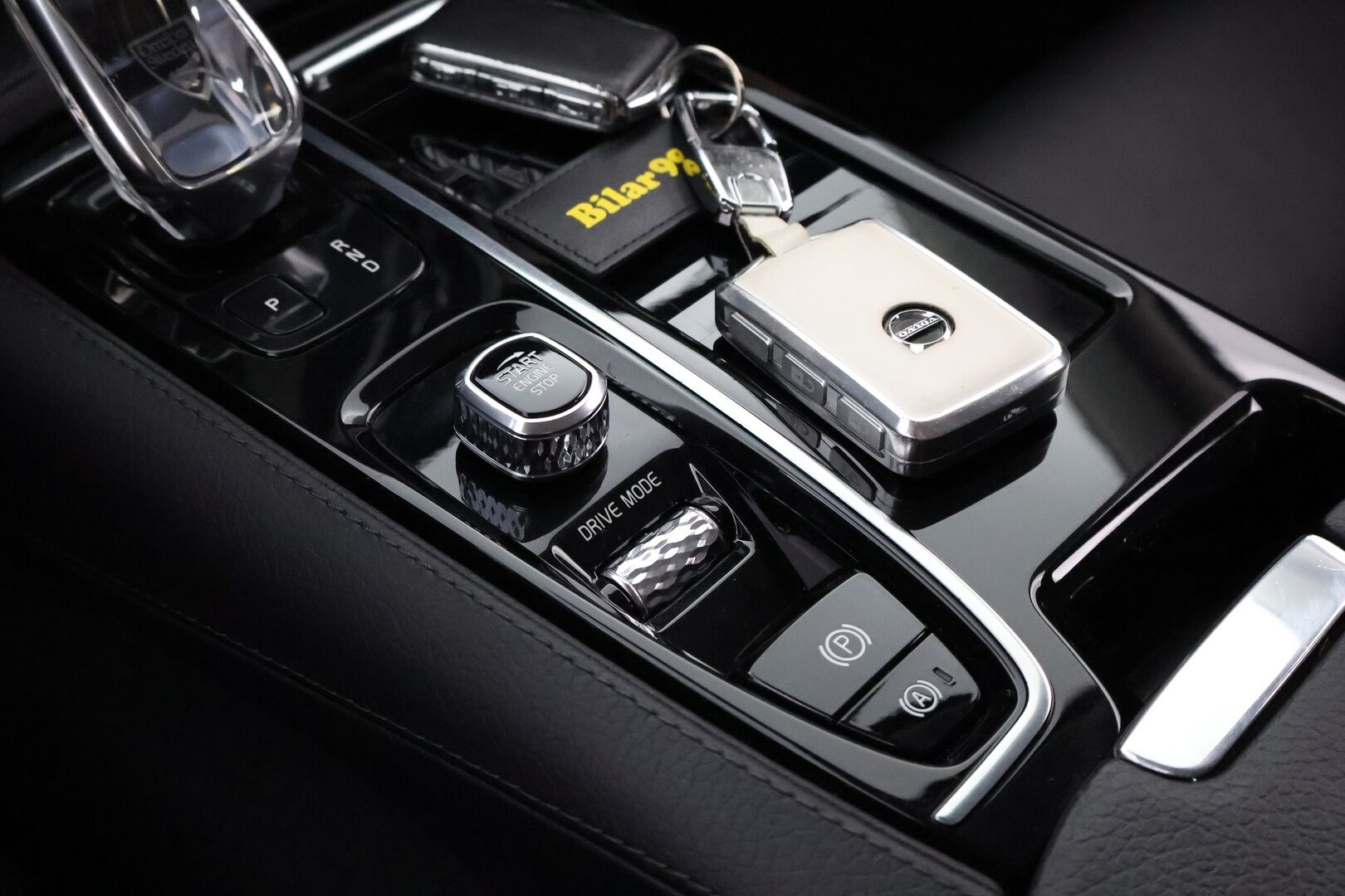 Volvo V90 2020 T8 TwE AWD Inscription aut * Webasto / Adapt.Vakkari / Nahkasisusta / Vetokoukku / Ratinlämmitys / Muistipenkki - Jakopää hiljattain tehty / Hyvin huollettu / Akku kuntotarkastettu