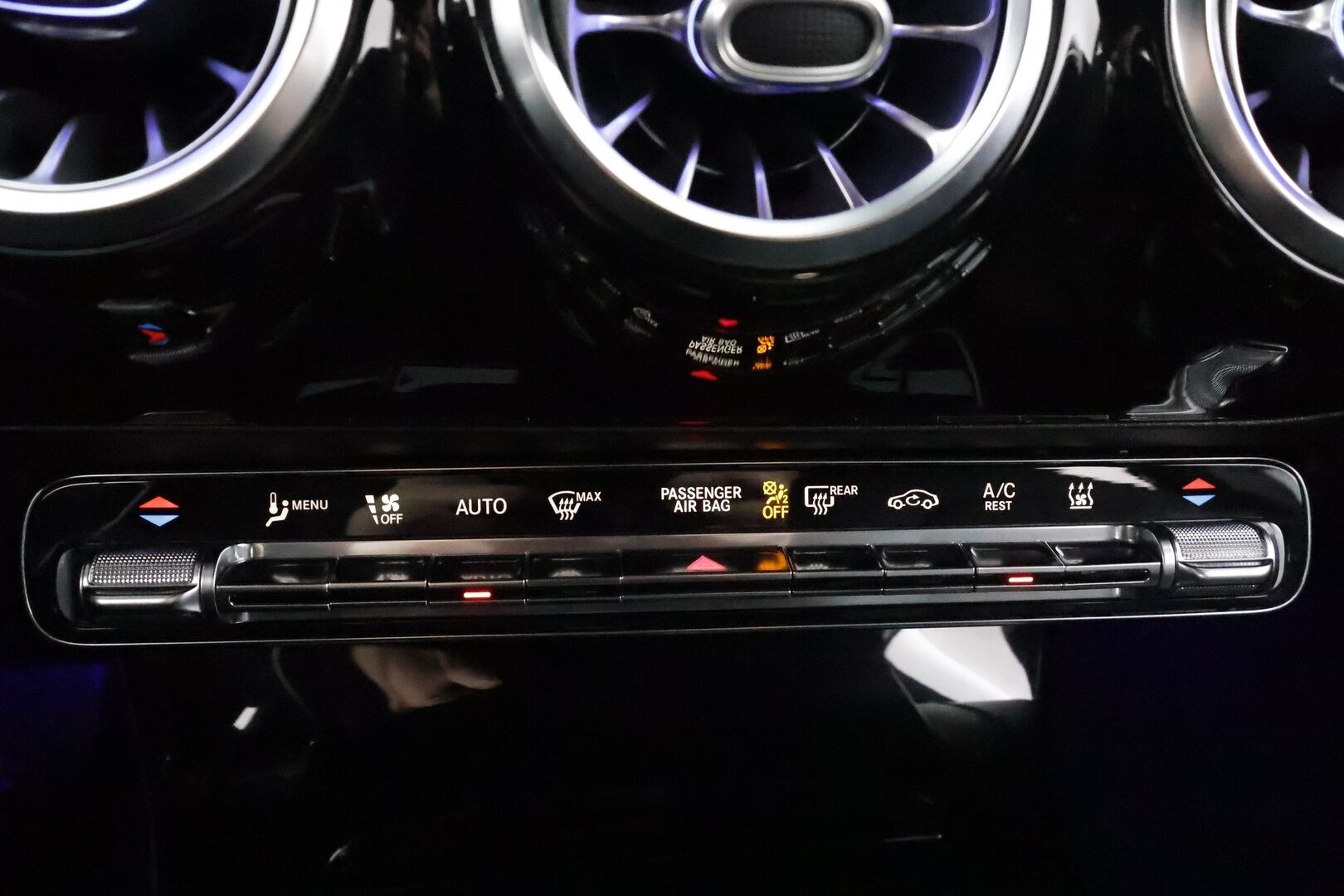 Mercedes-Benz A 2019 250e A sedan Business Style EQ Power * Distronic + / Multibeam / Sporttinahat Muistilla / 360° / HUD / Navi / Keyless * - Akku kuntotarkastettu SoH 95,9% / Kahdet renkaat aluvanteilla - HULLUT AVAJAISHULINAT KORKOTARJOUS 3,29 %