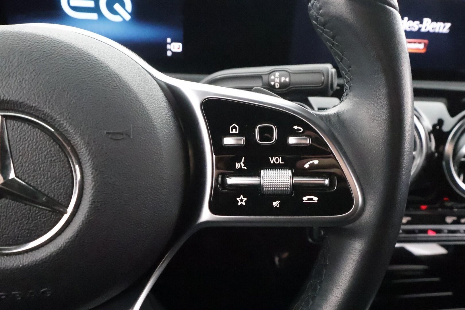 Mercedes-Benz A 2019 250e A sedan Business Style EQ Power * Distronic + / Multibeam / Sporttinahat Muistilla / 360° / HUD / Navi / Keyless * - Akku kuntotarkastettu SoH 95,9% / Kahdet renkaat aluvanteilla - HULLUT AVAJAISHULINAT KORKOTARJOUS 3,29 %