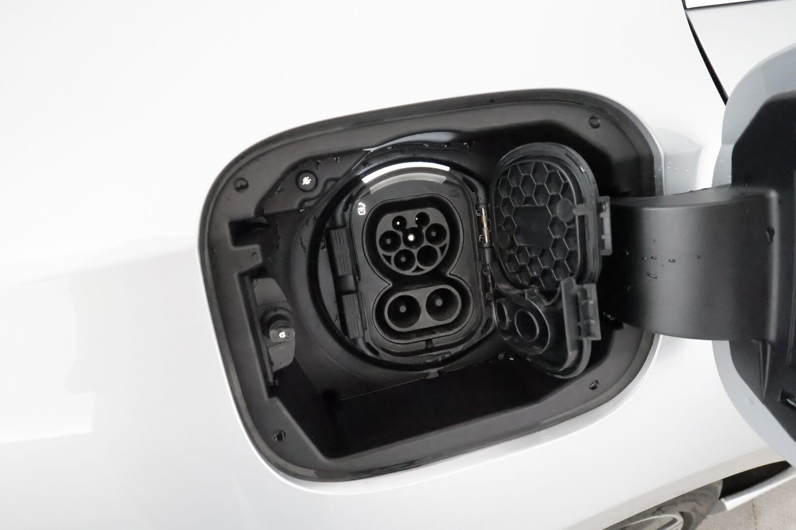 Mercedes-Benz A 2019 250 e A sedan Business Style EQ Power *Distronic + / Multibeam / Sporttinahat Muistilla / 360° / HUD / Navi / Keyless* - Kahdet Renkaat