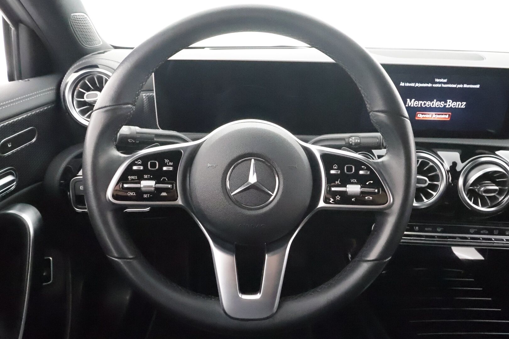Mercedes-Benz A 2019 250e A sedan Business Style EQ Power * Distronic + / Multibeam / Sporttinahat Muistilla / 360° / HUD / Navi / Keyless * - Akku kuntotarkastettu SoH 95,9% / Kahdet renkaat aluvanteilla - HULLUT AVAJAISHULINAT KORKOTARJOUS 3,29 %