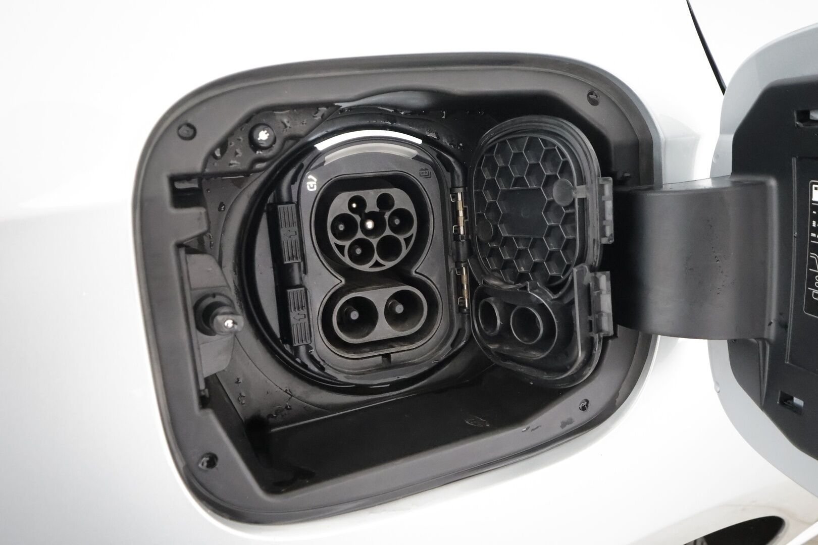 Mercedes-Benz A 2019 250e A sedan Business Style EQ Power * Distronic + / Multibeam / Sporttinahat Muistilla / 360° / HUD / Navi / Keyless * - Akku kuntotarkastettu SoH 95,9% / Kahdet renkaat aluvanteilla - HULLUT AVAJAISHULINAT KORKOTARJOUS 3,29 %